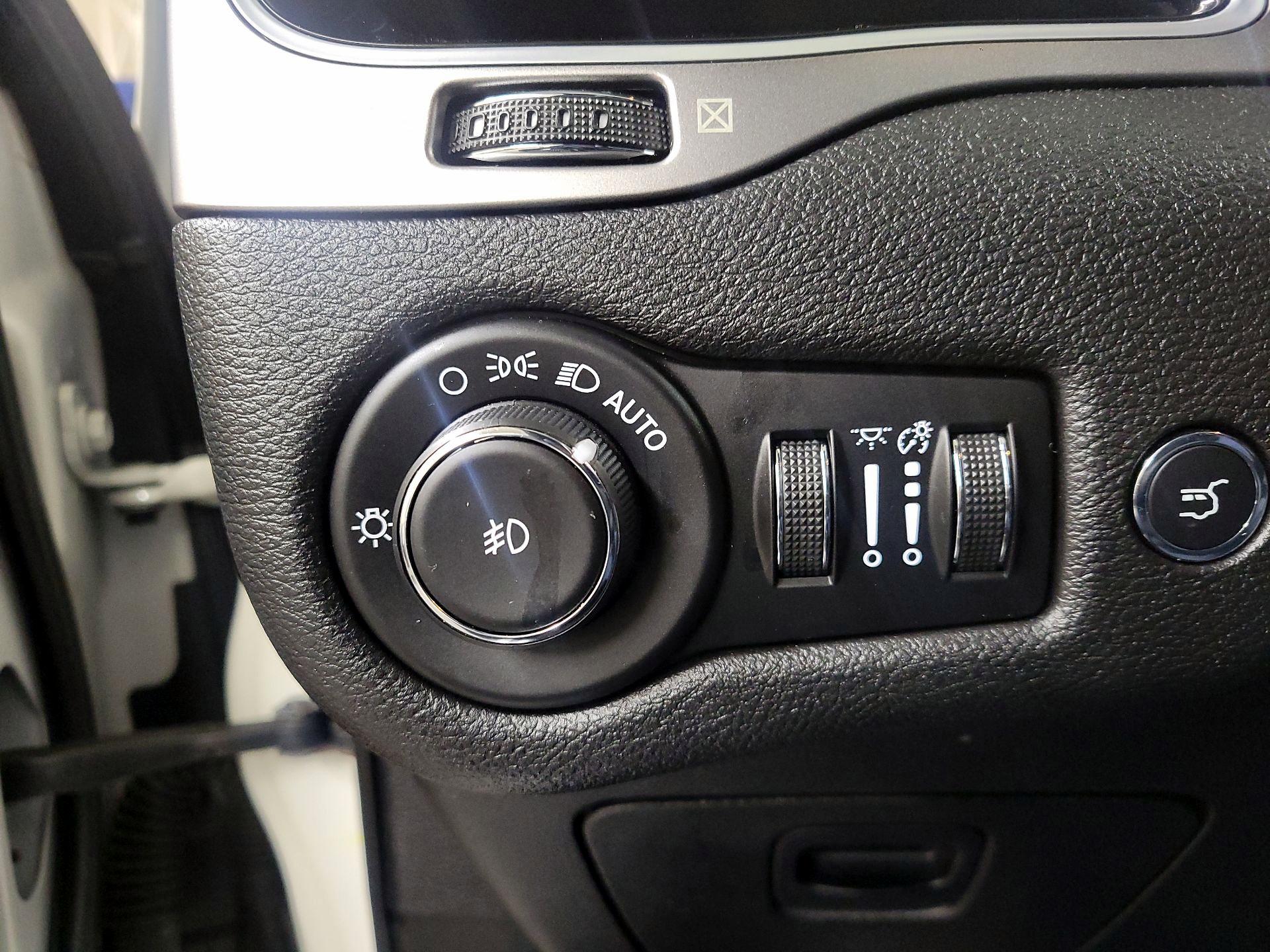 Thumbnail: 2019 Jeep Cherokee - 13