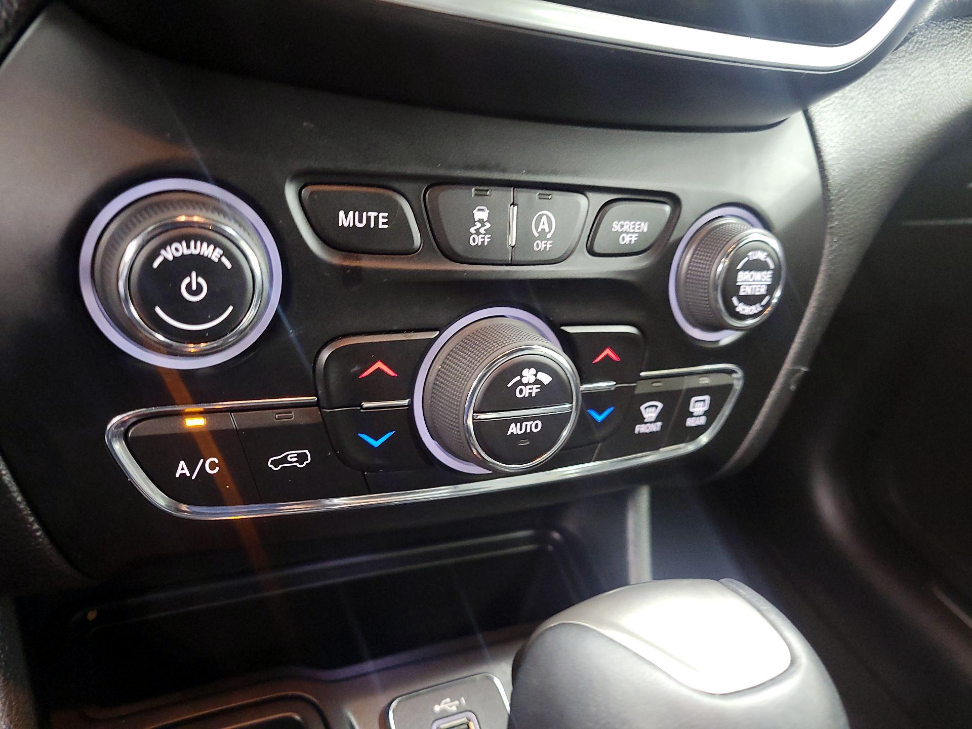 Thumbnail: 2019 Jeep Cherokee - 17