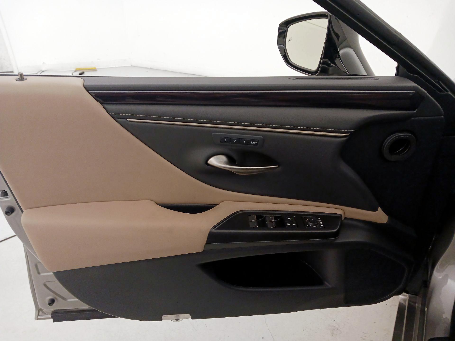 Thumbnail: 2021 Lexus ES - 12