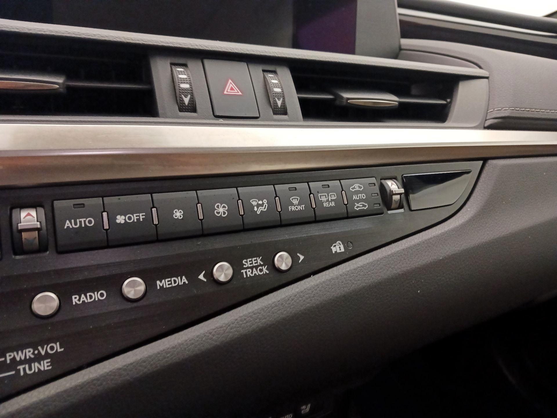Thumbnail: 2021 Lexus ES - 16