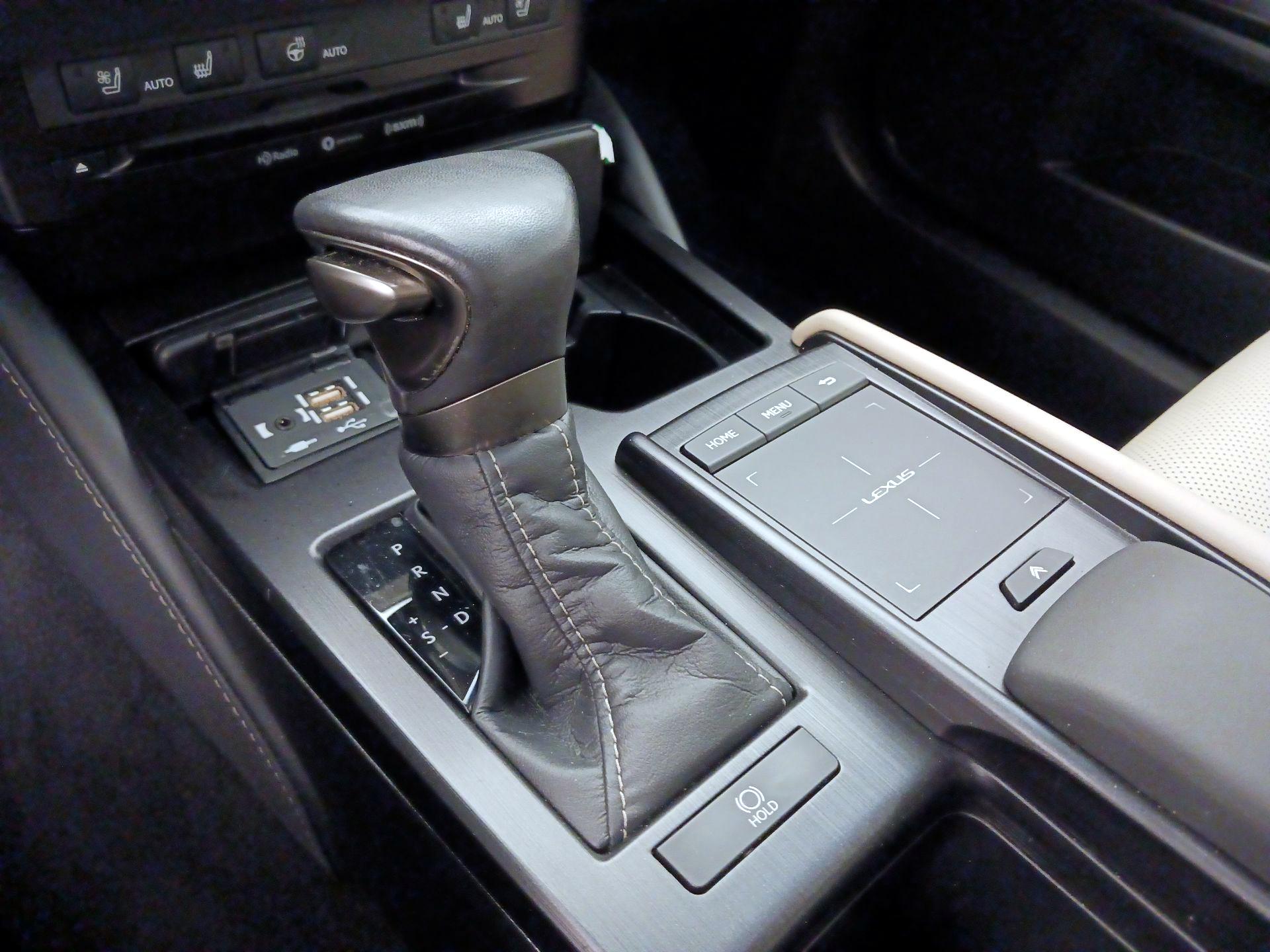 Thumbnail: 2021 Lexus ES - 17