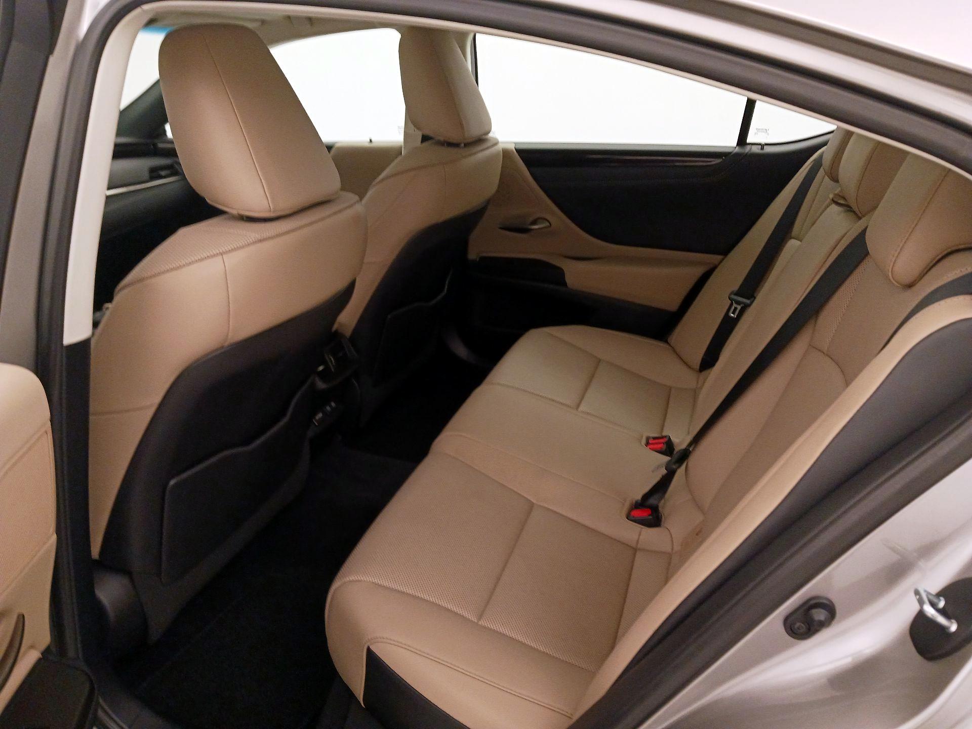Thumbnail: 2021 Lexus ES - 20