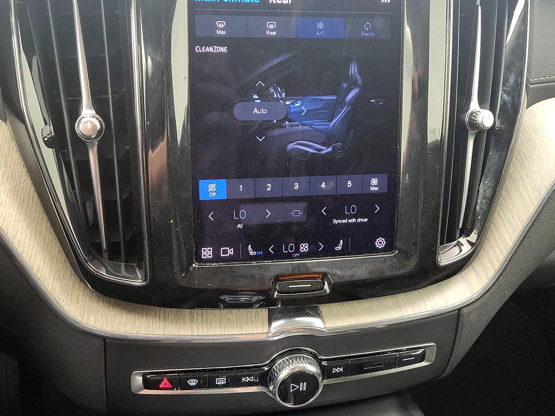 Thumbnail: 2022 Volvo XC60 - 16