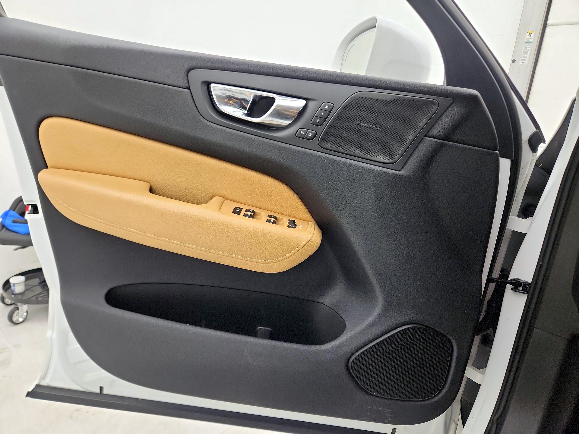 Thumbnail: 2019 Volvo XC60 - 12