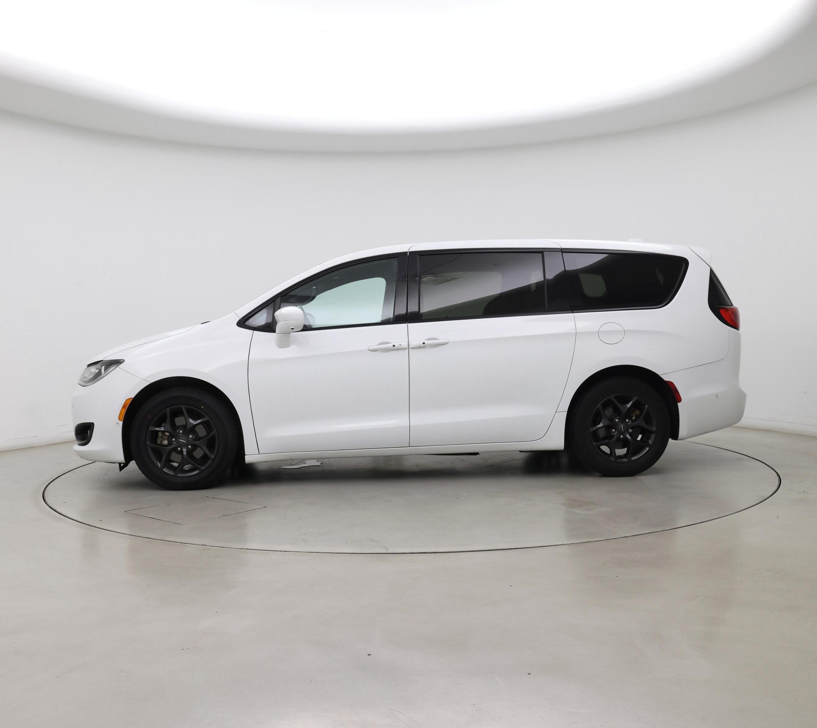 Thumbnail: 2020 Chrysler Pacifica - 3