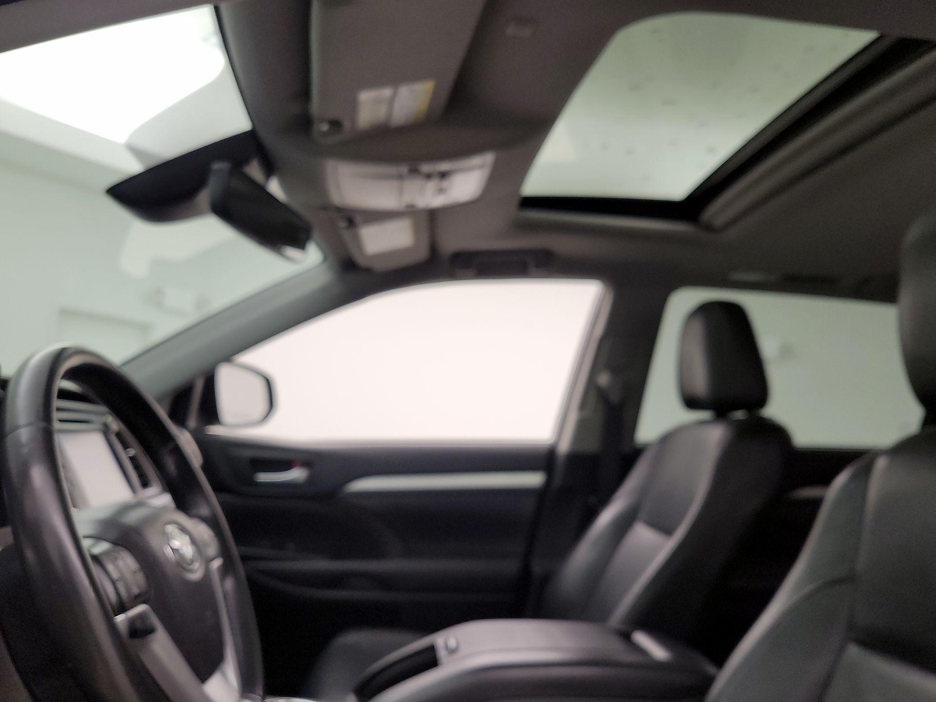 Thumbnail: 2019 Toyota Highlander - 19