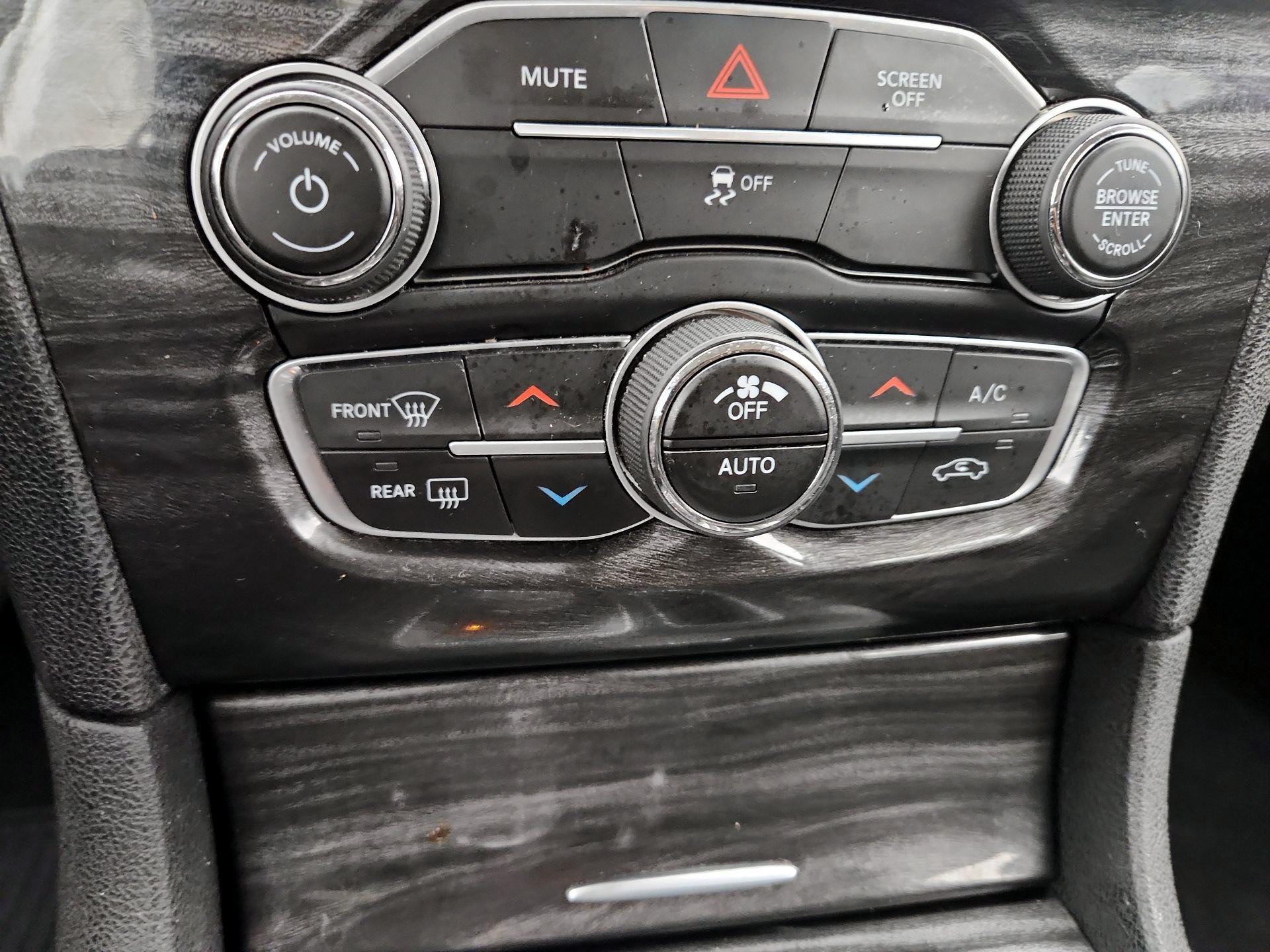 Thumbnail: 2019 Chrysler 300 - 16