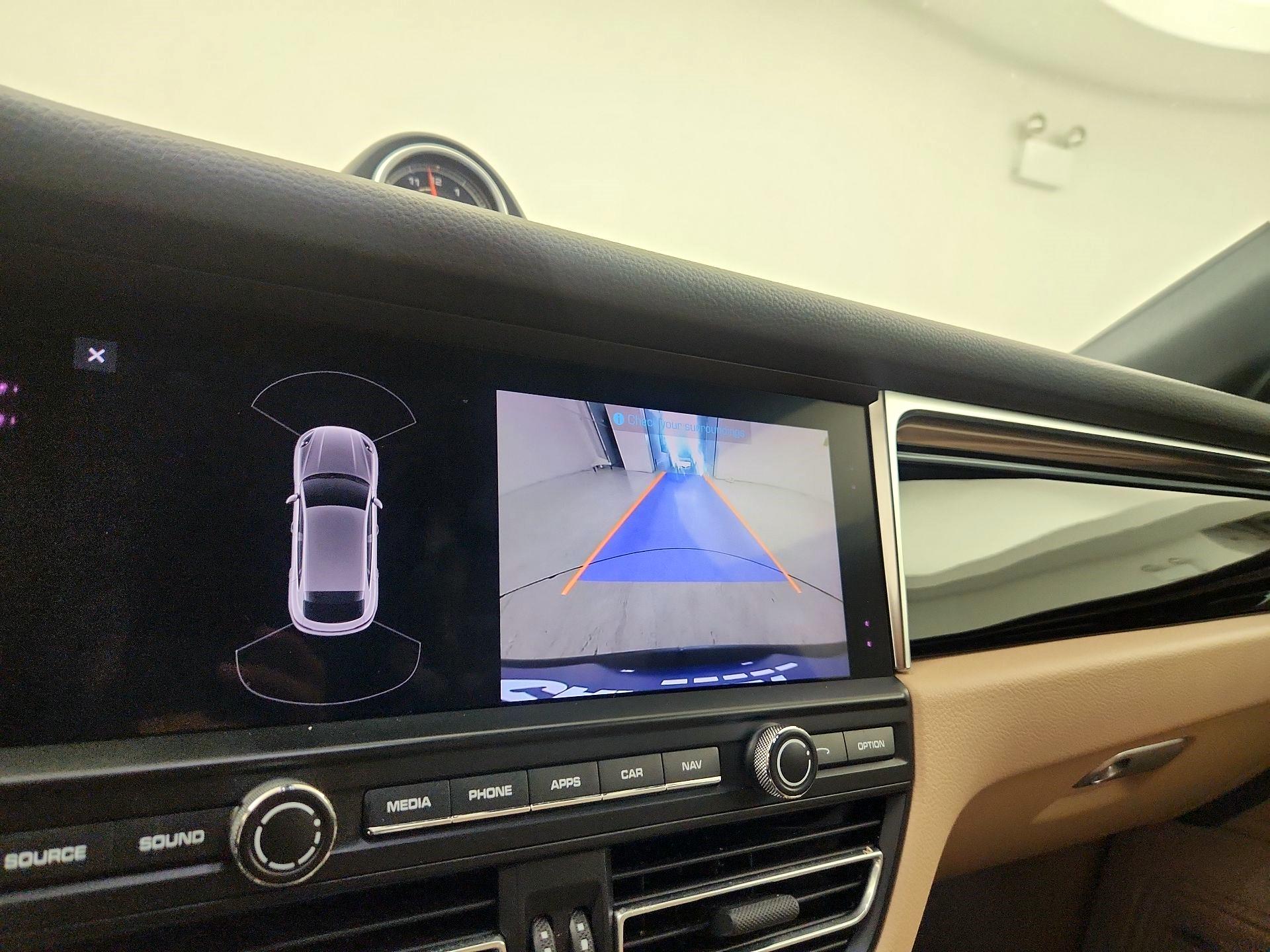 Thumbnail: 2020 Porsche Macan - 15