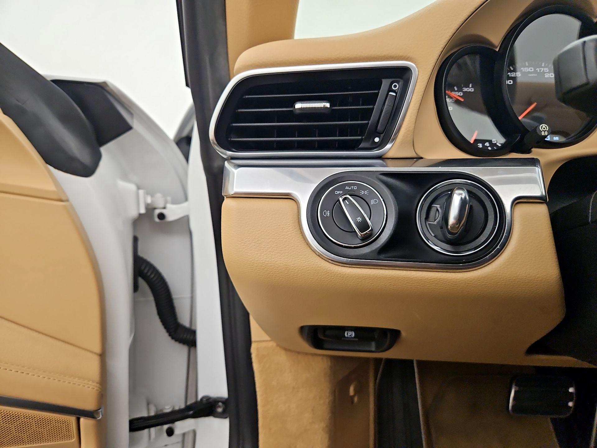 Thumbnail: 2014 Porsche 911 - 13