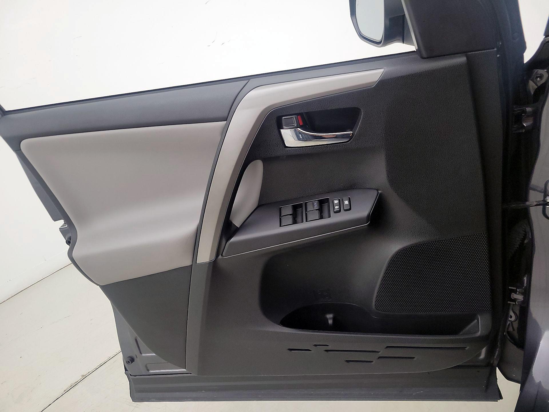 Thumbnail: 2018 Toyota RAV4 - 12