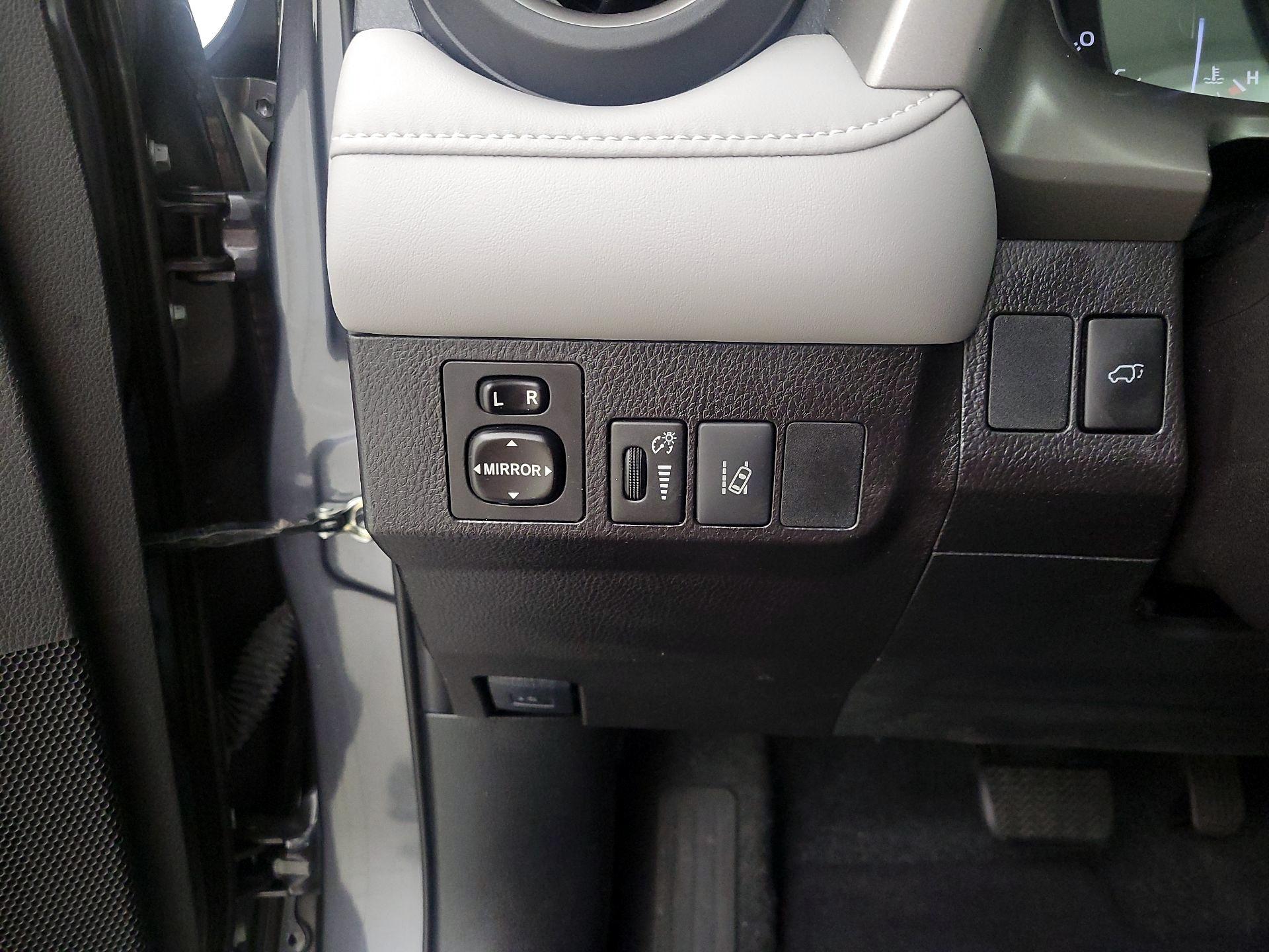 Thumbnail: 2018 Toyota RAV4 - 13