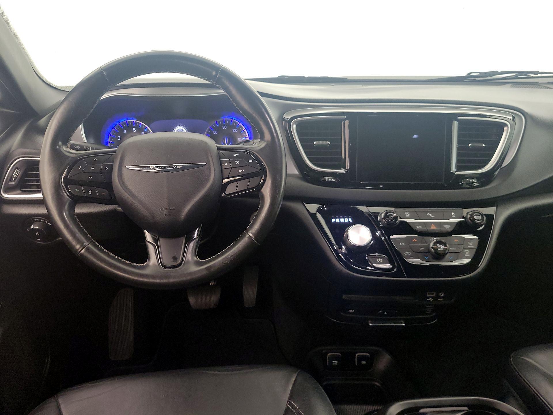 Thumbnail: 2019 Chrysler Pacifica - 10