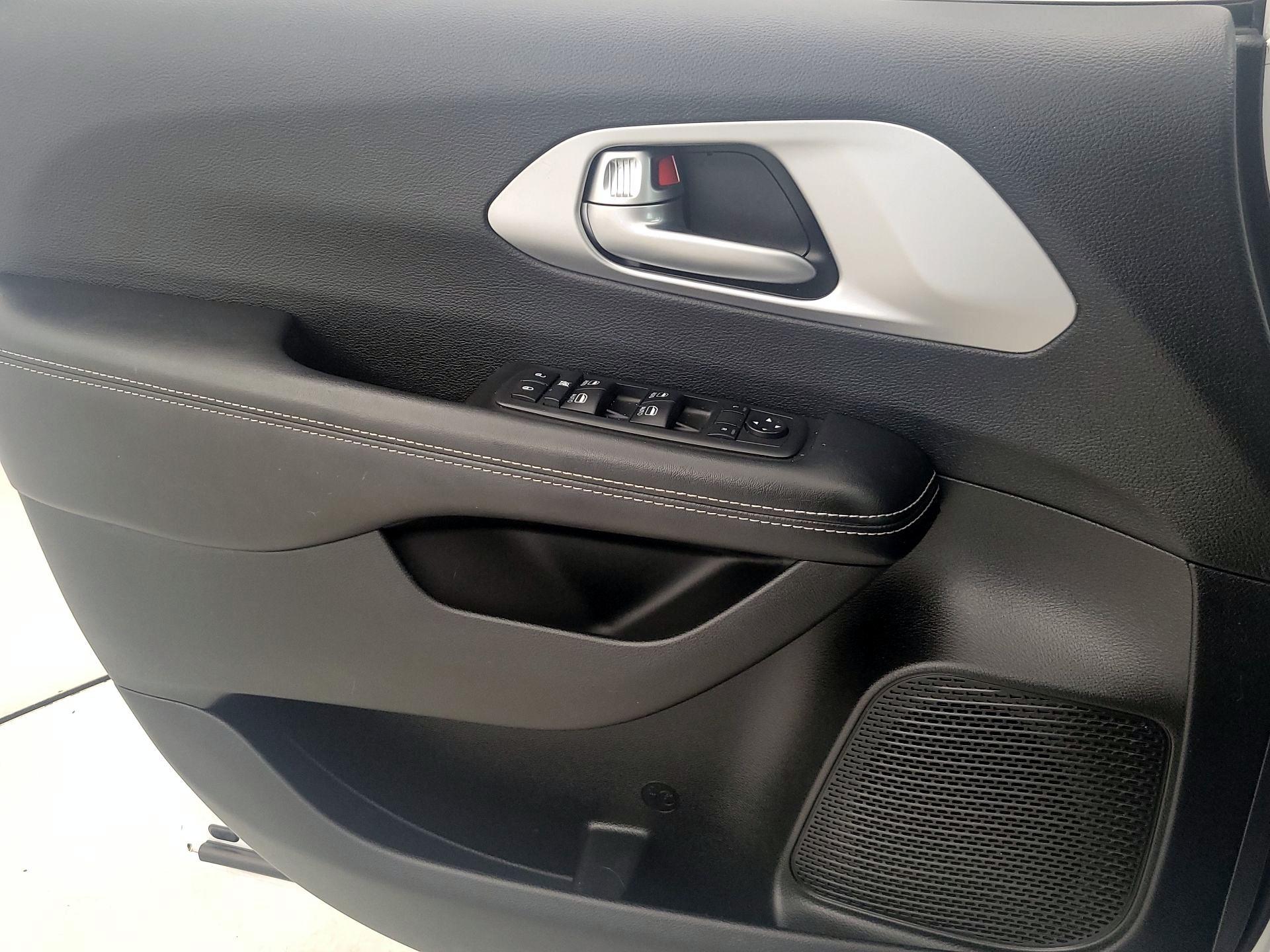 Thumbnail: 2019 Chrysler Pacifica - 12