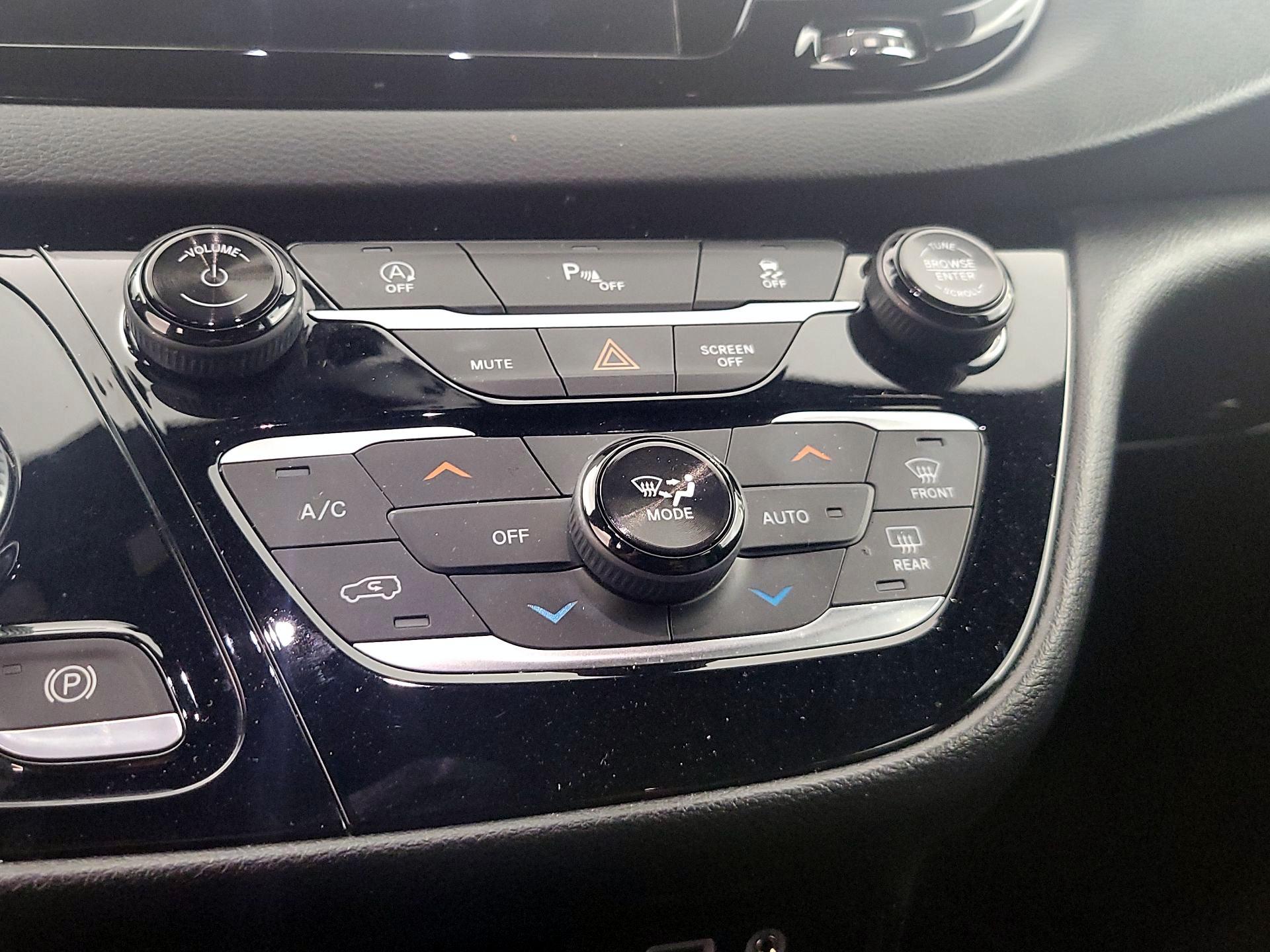 Thumbnail: 2019 Chrysler Pacifica - 17