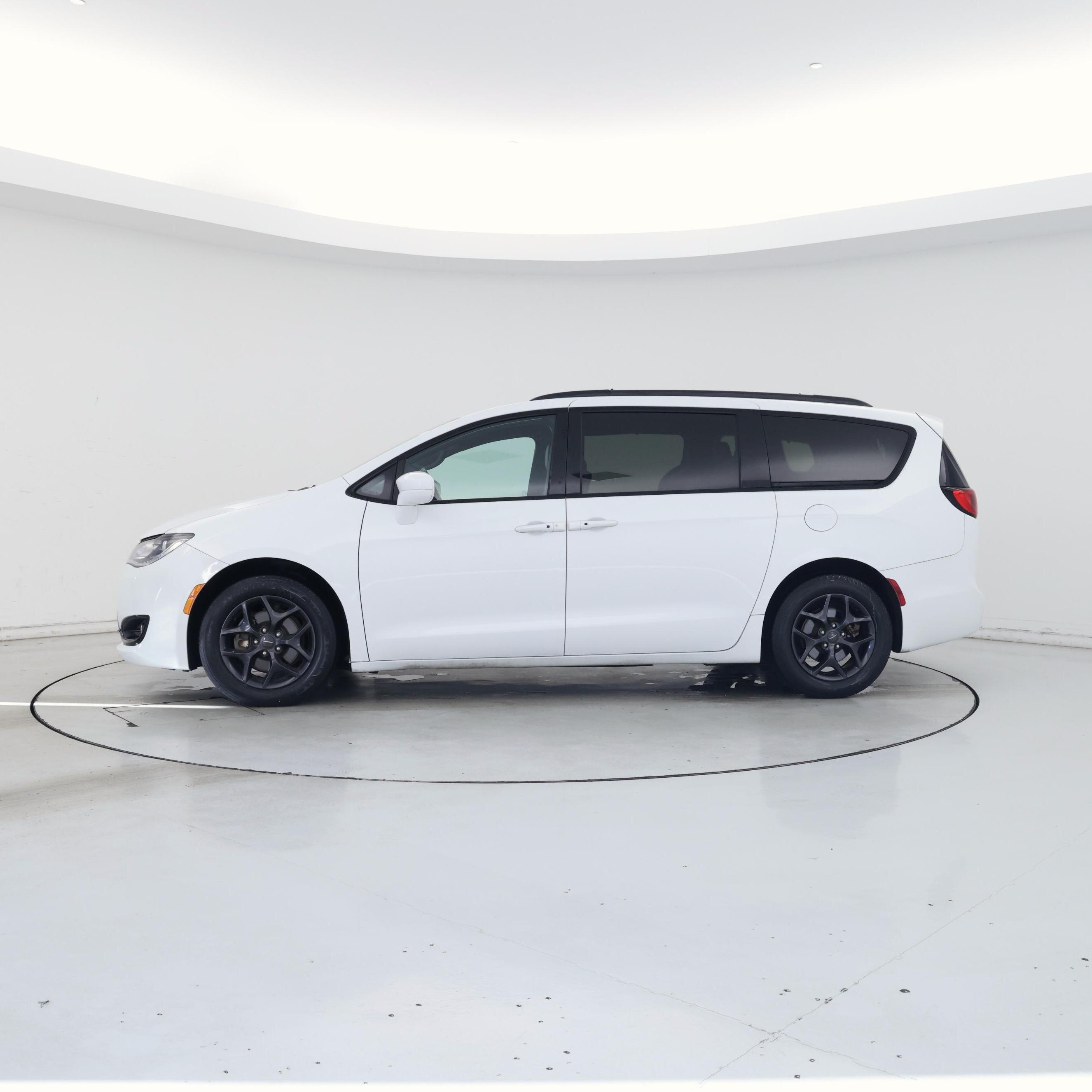 Thumbnail: 2019 Chrysler Pacifica - 3