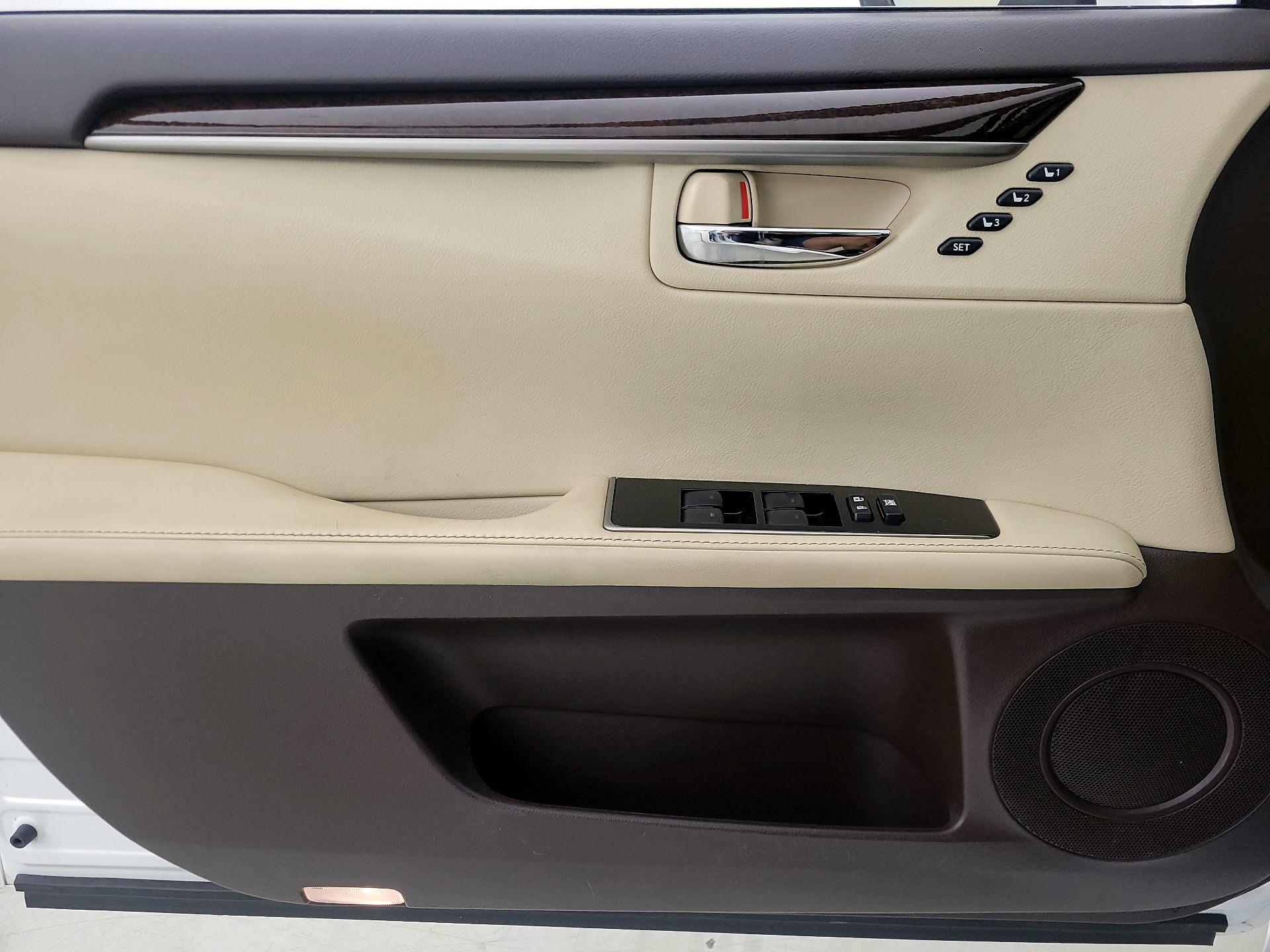 Thumbnail: 2017 Lexus ES - 12