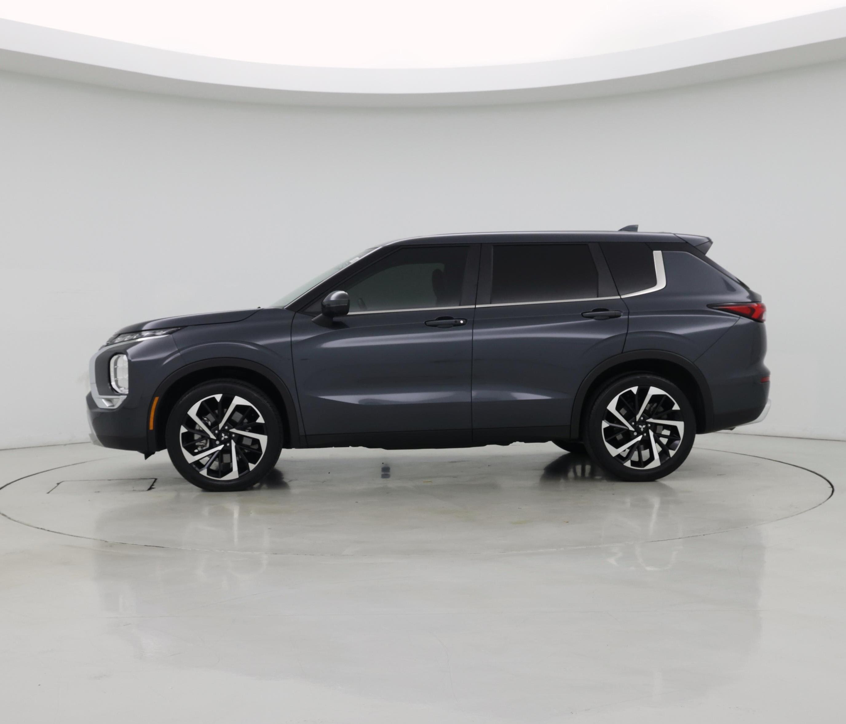 Thumbnail: 2024 Mitsubishi Outlander - 3