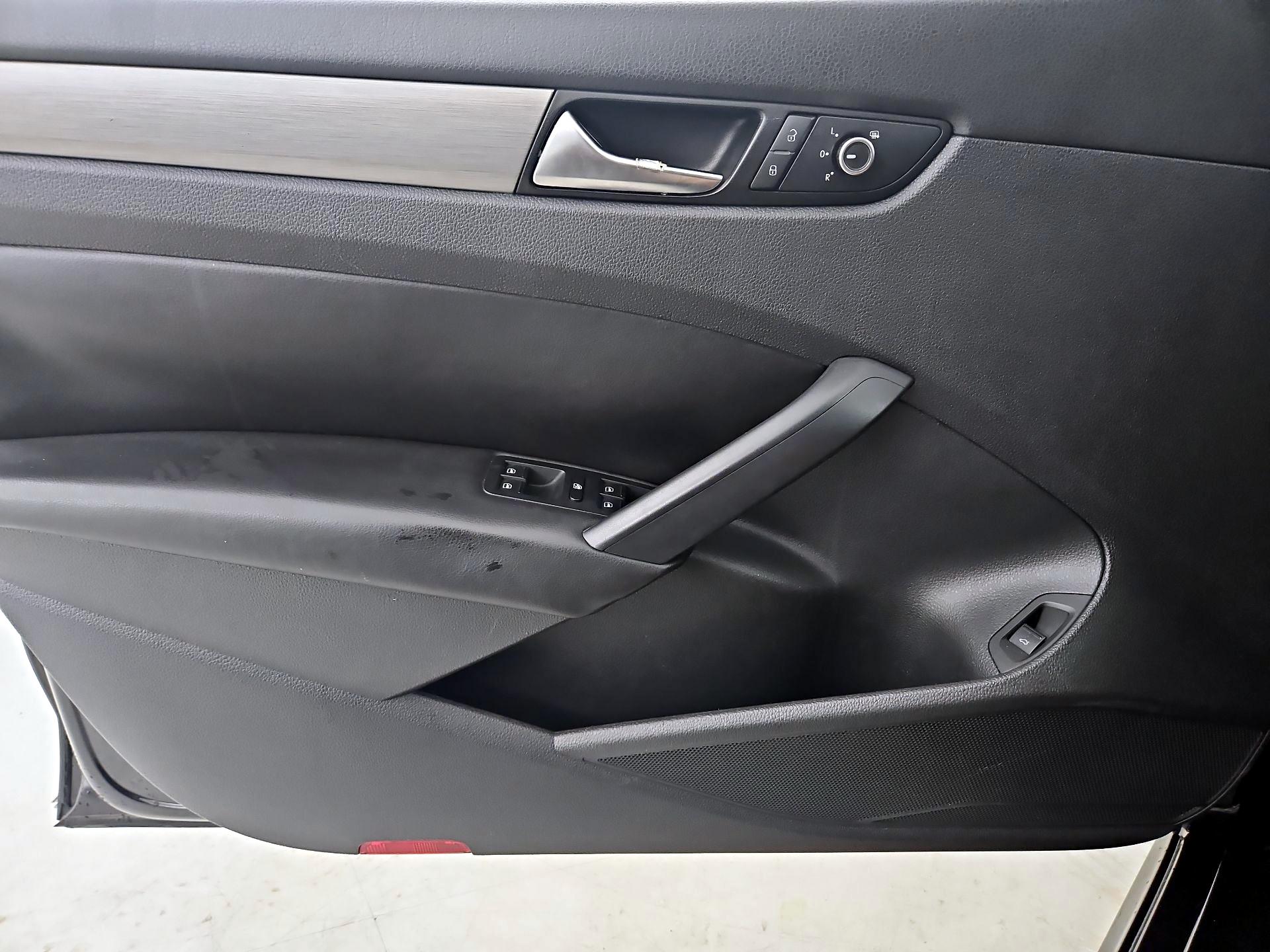 Thumbnail: 2015 Volkswagen Passat - 12