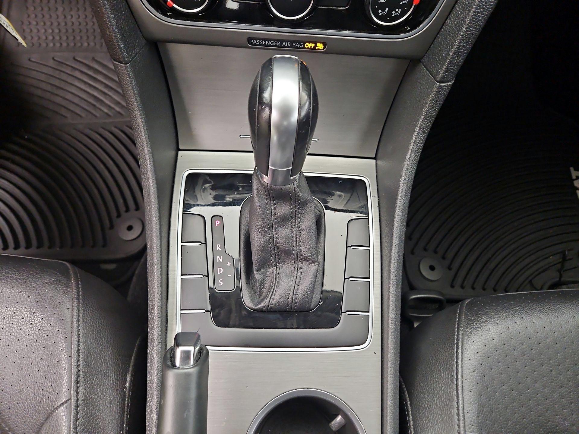 Thumbnail: 2015 Volkswagen Passat - 17