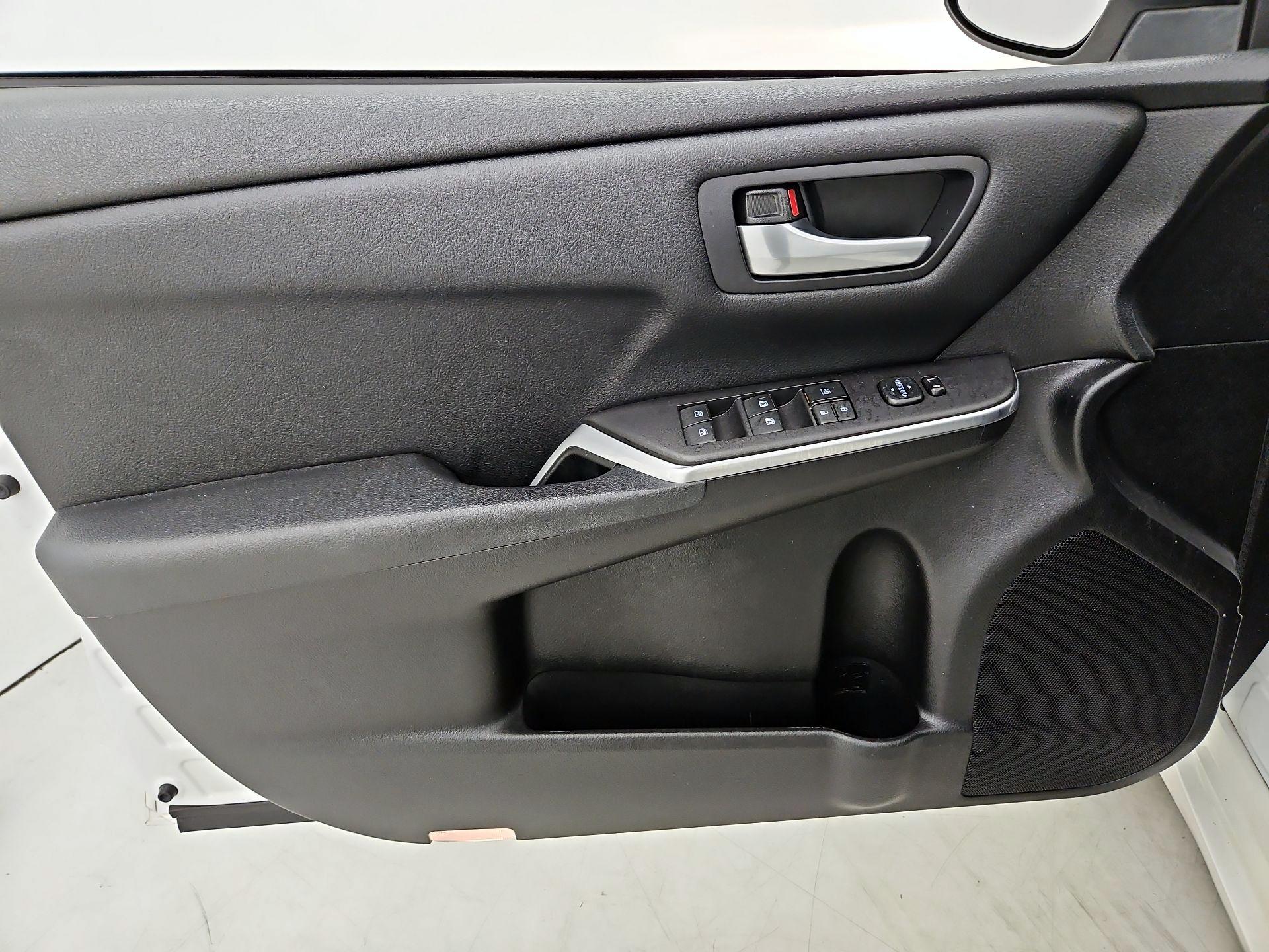 Thumbnail: 2016 Toyota Camry - 12