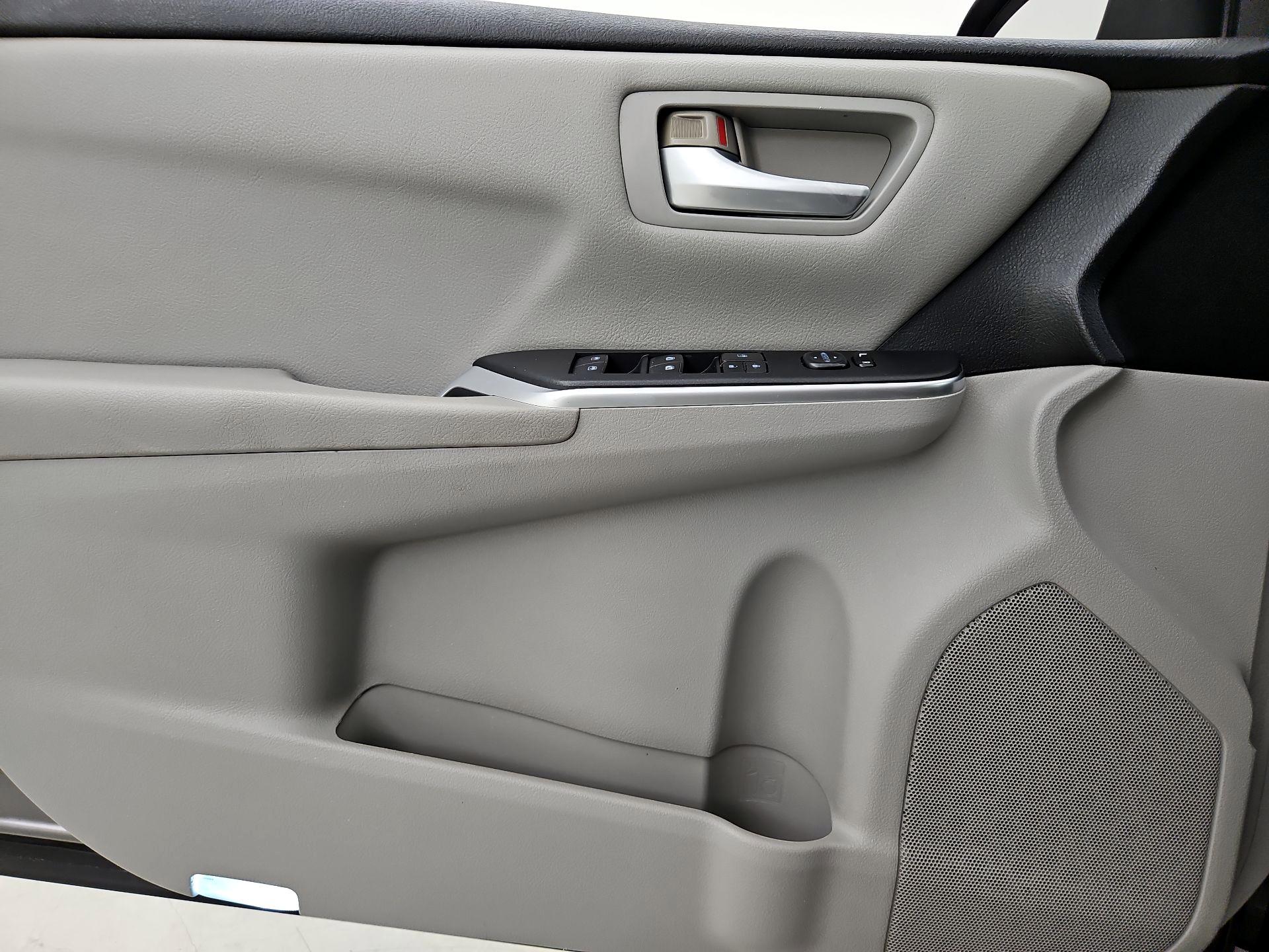 Thumbnail: 2015 Toyota Camry - 12