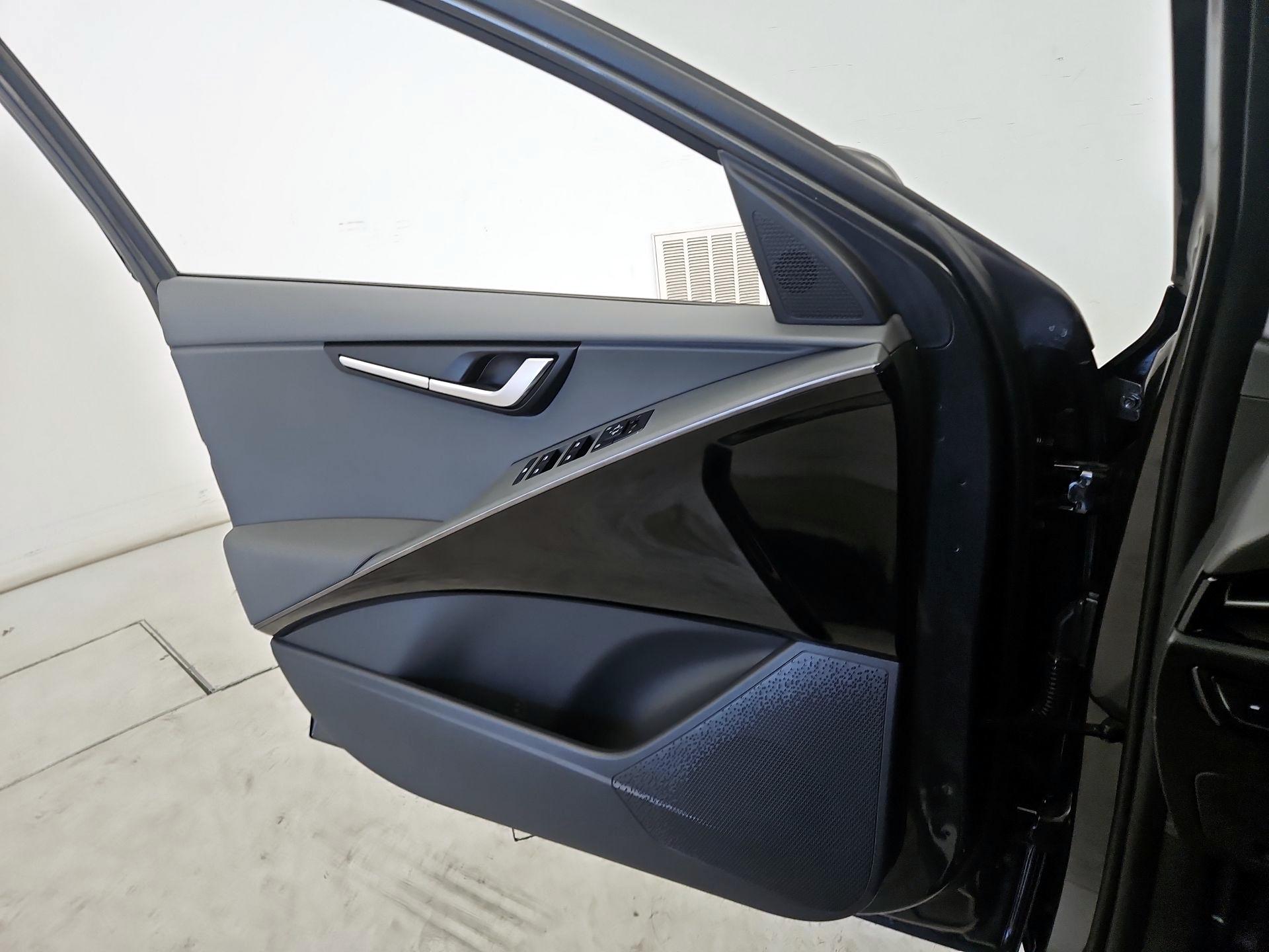 Thumbnail: 2023 Kia Niro - 12