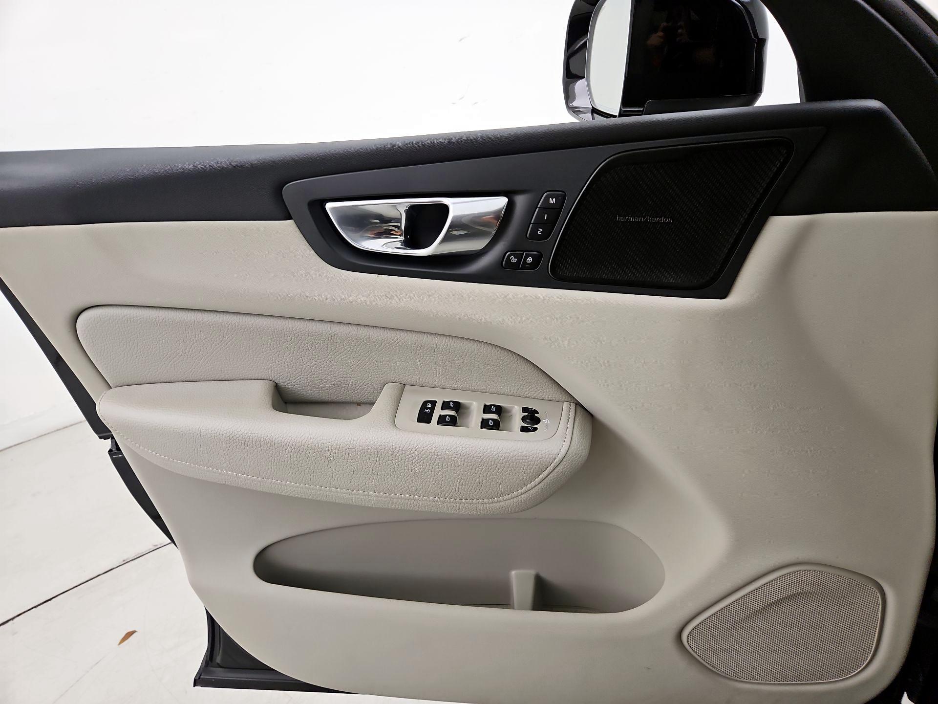 Thumbnail: 2019 Volvo XC60 - 12