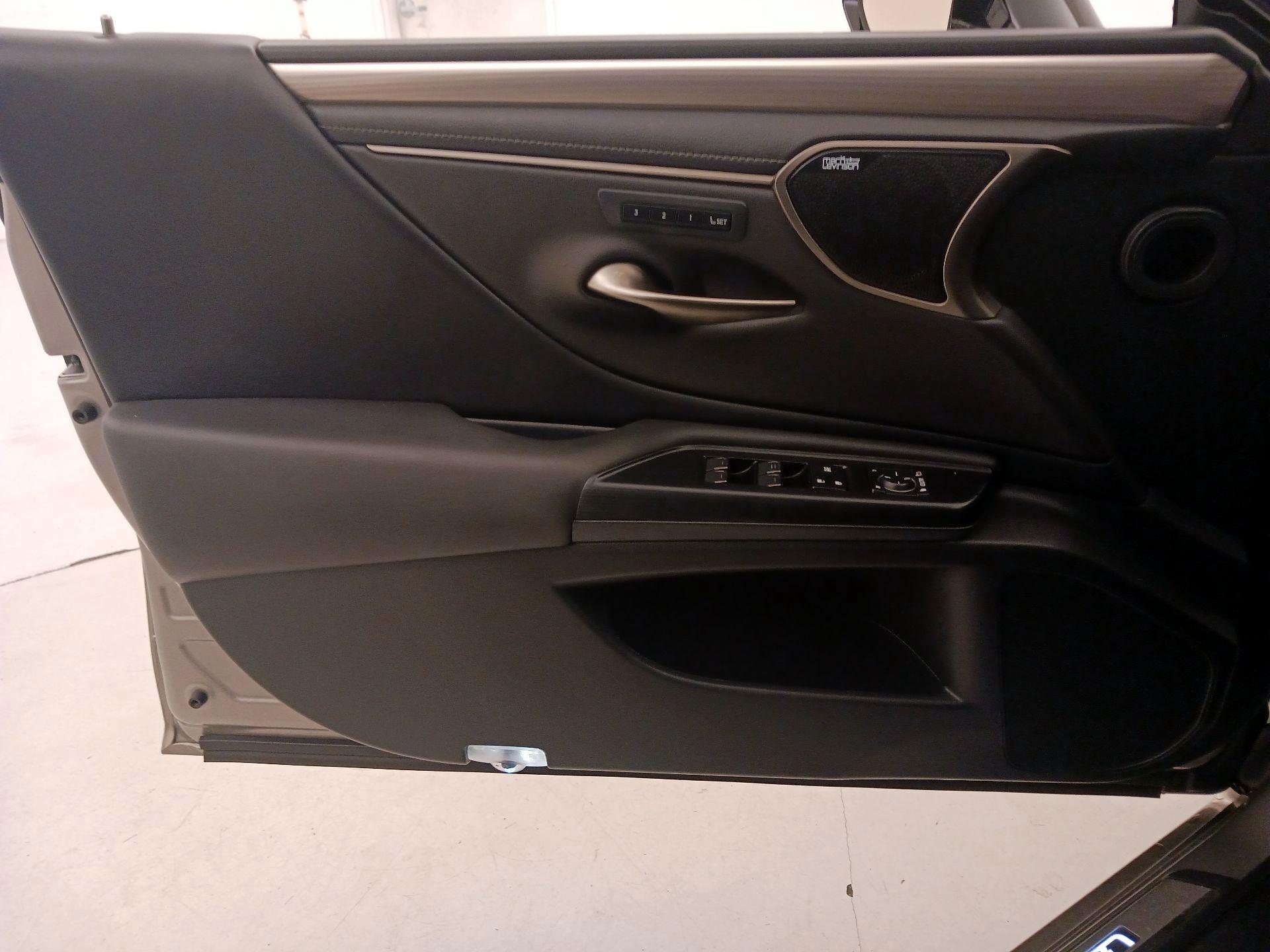 Thumbnail: 2021 Lexus ES - 12