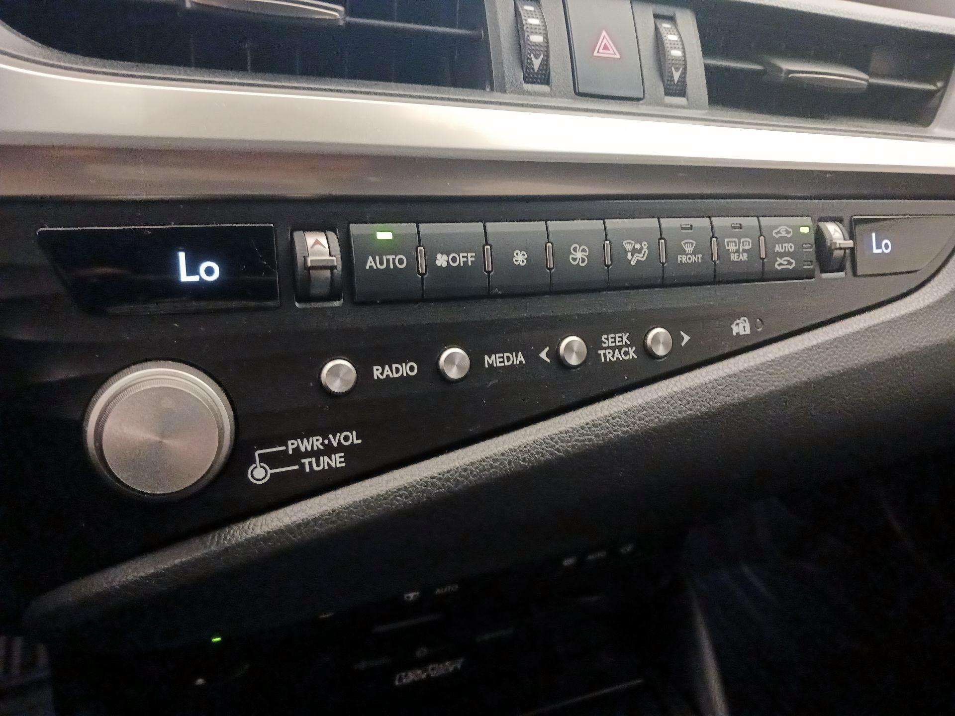 Thumbnail: 2021 Lexus ES - 17