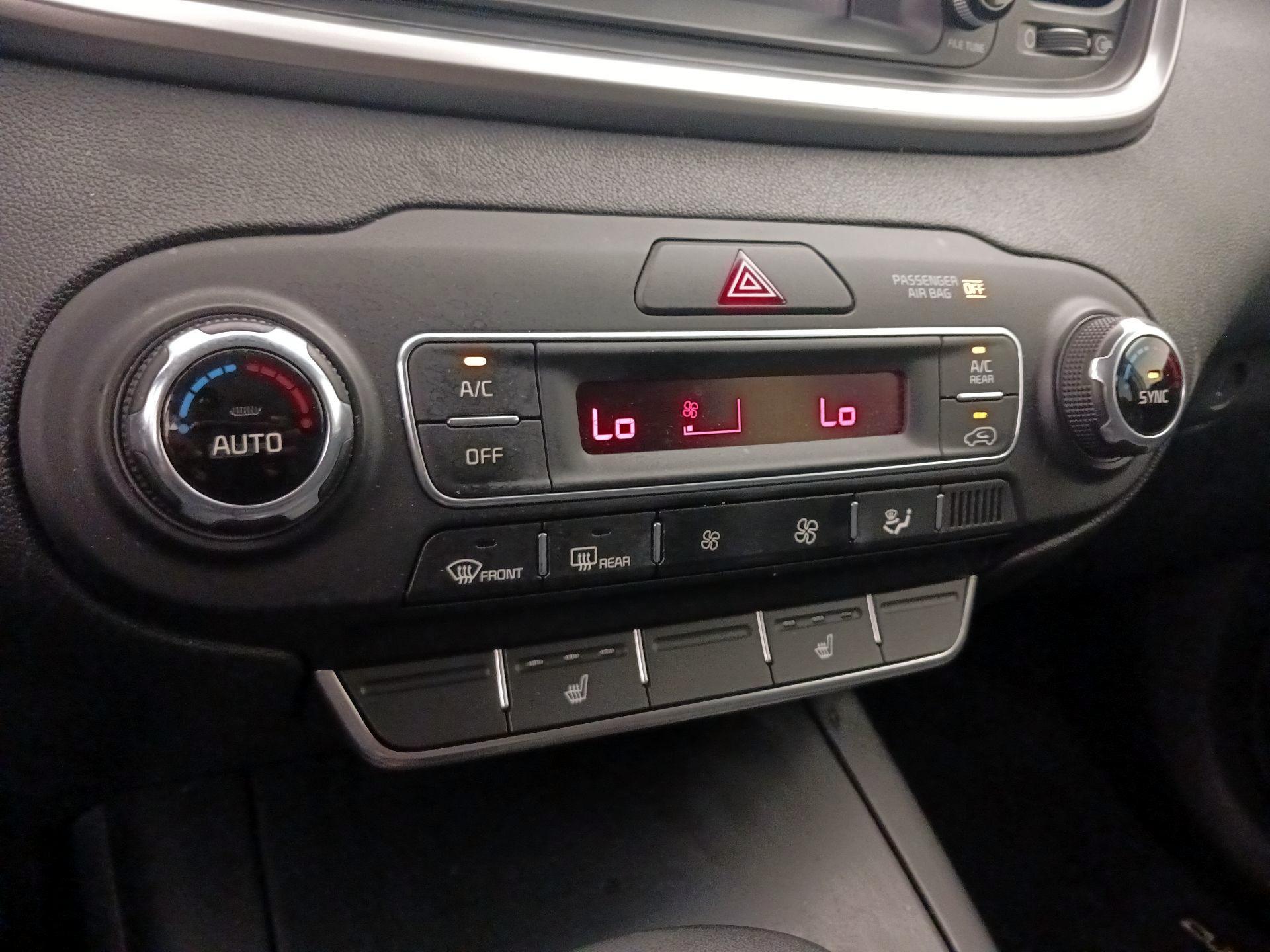 Thumbnail: 2019 Kia Sorento - 16