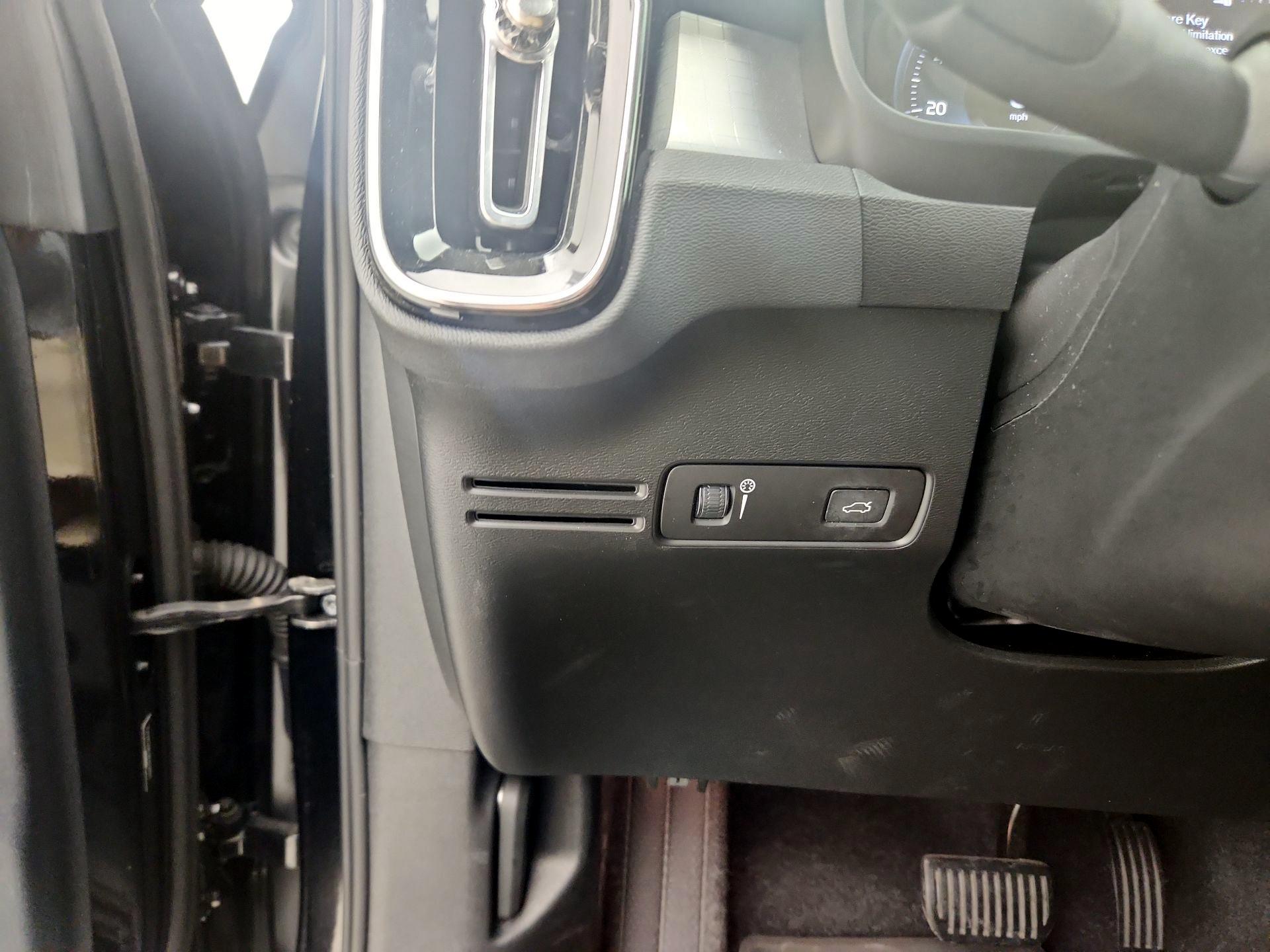 Thumbnail: 2021 Volvo XC40 - 13