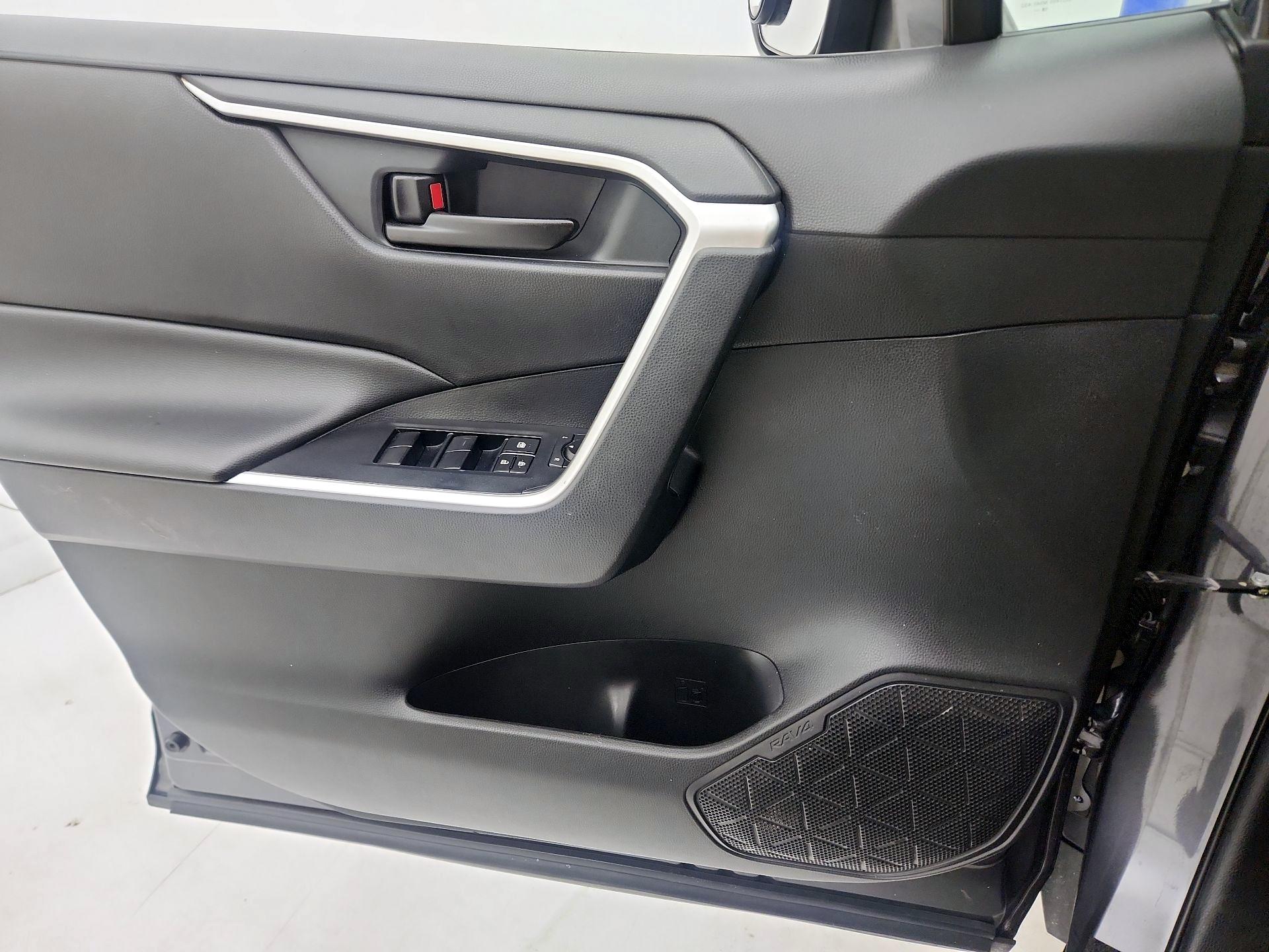 Thumbnail: 2019 Toyota RAV4 - 12