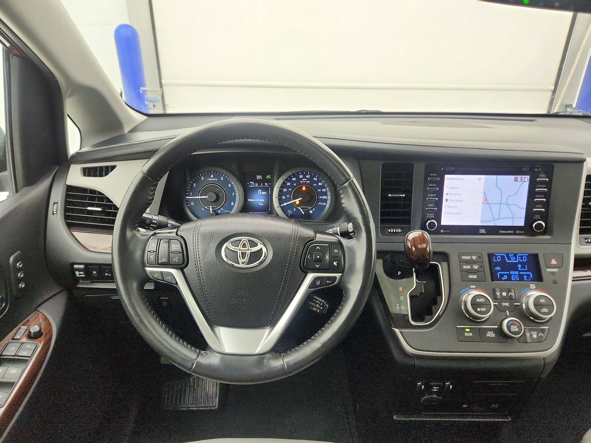 Thumbnail: 2020 Toyota Sienna - 10