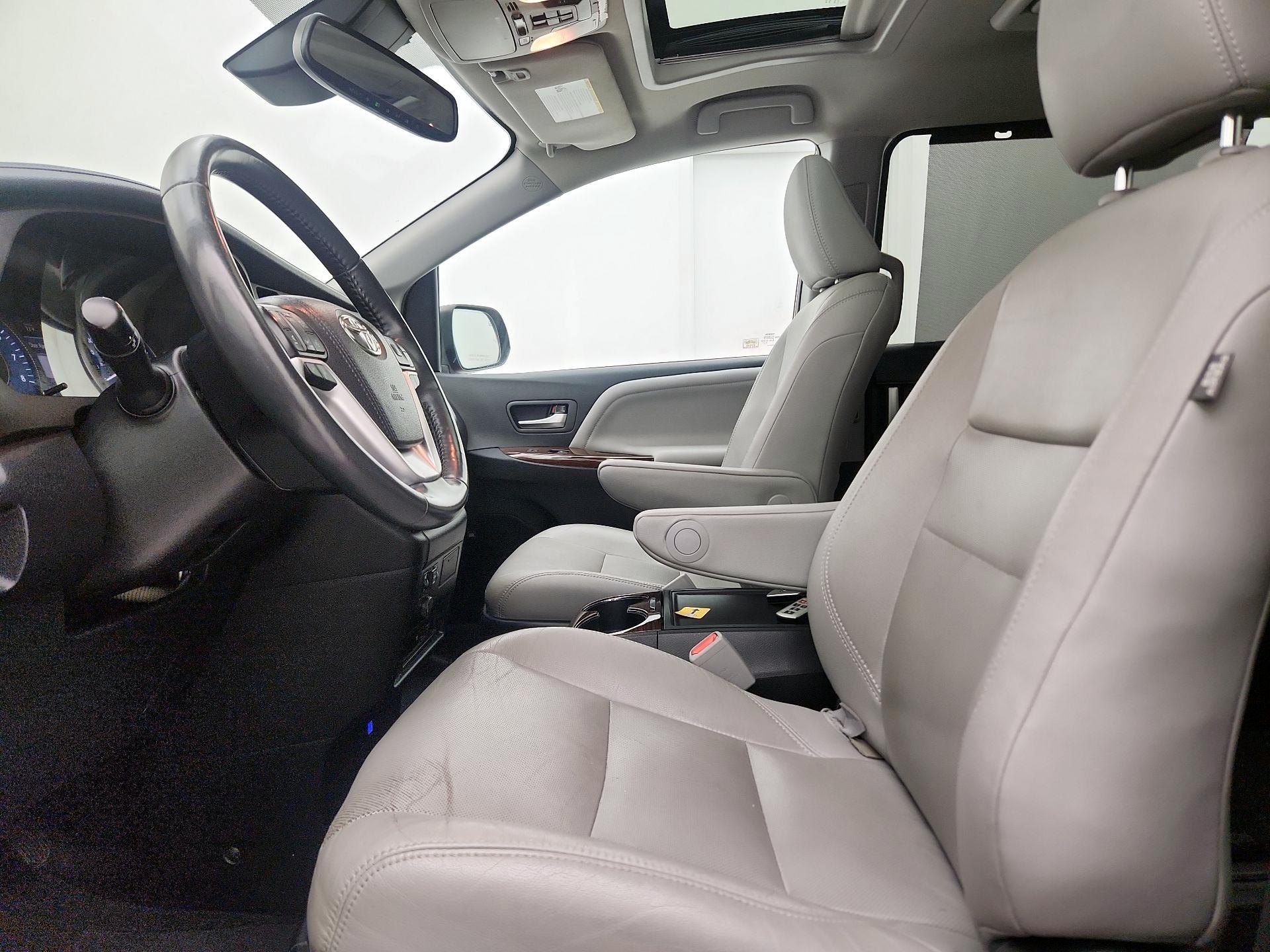 Thumbnail: 2020 Toyota Sienna - 11