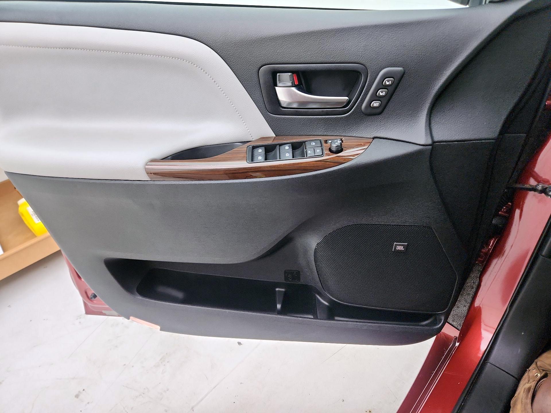 Thumbnail: 2020 Toyota Sienna - 12