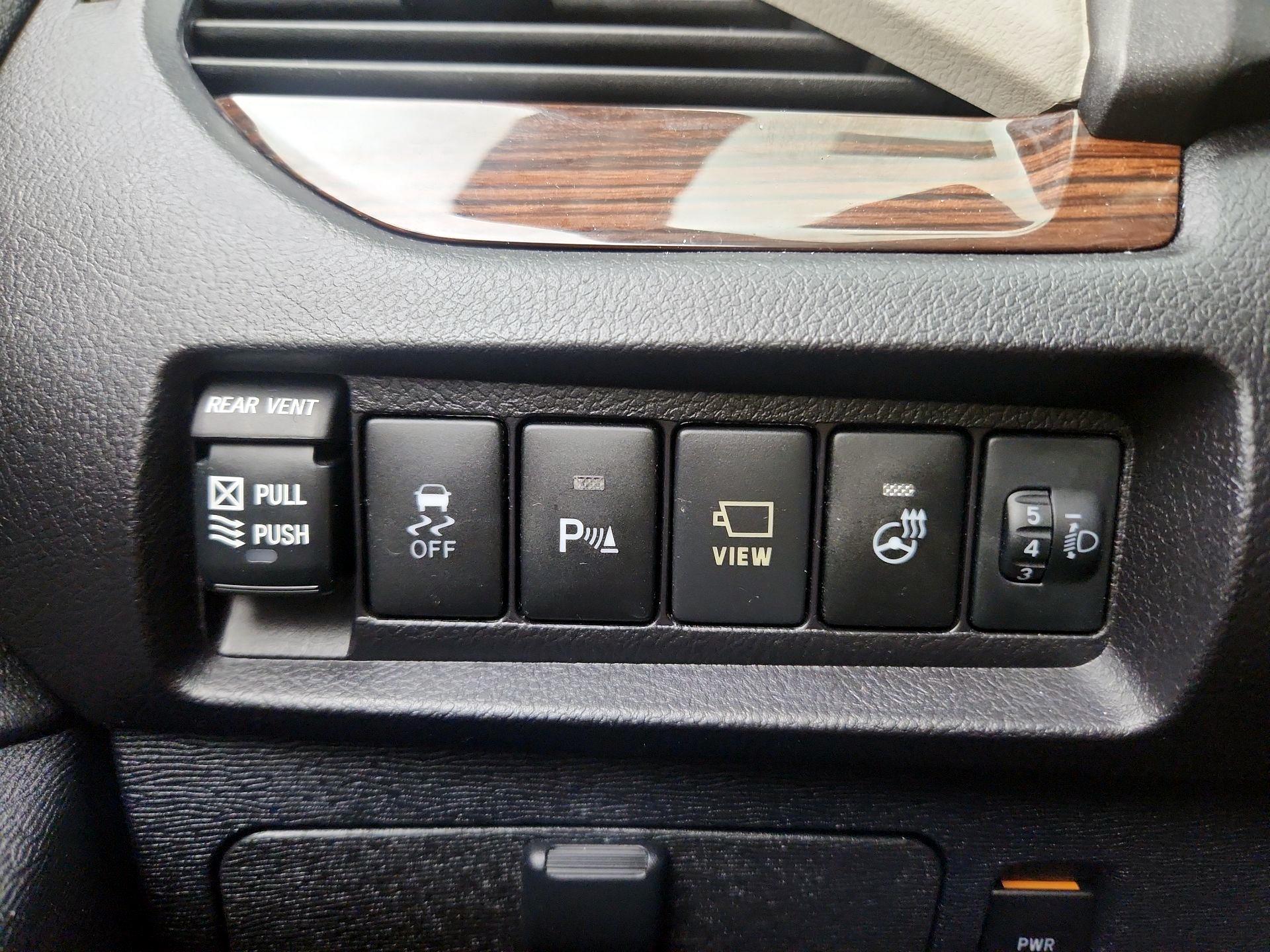 Thumbnail: 2020 Toyota Sienna - 13