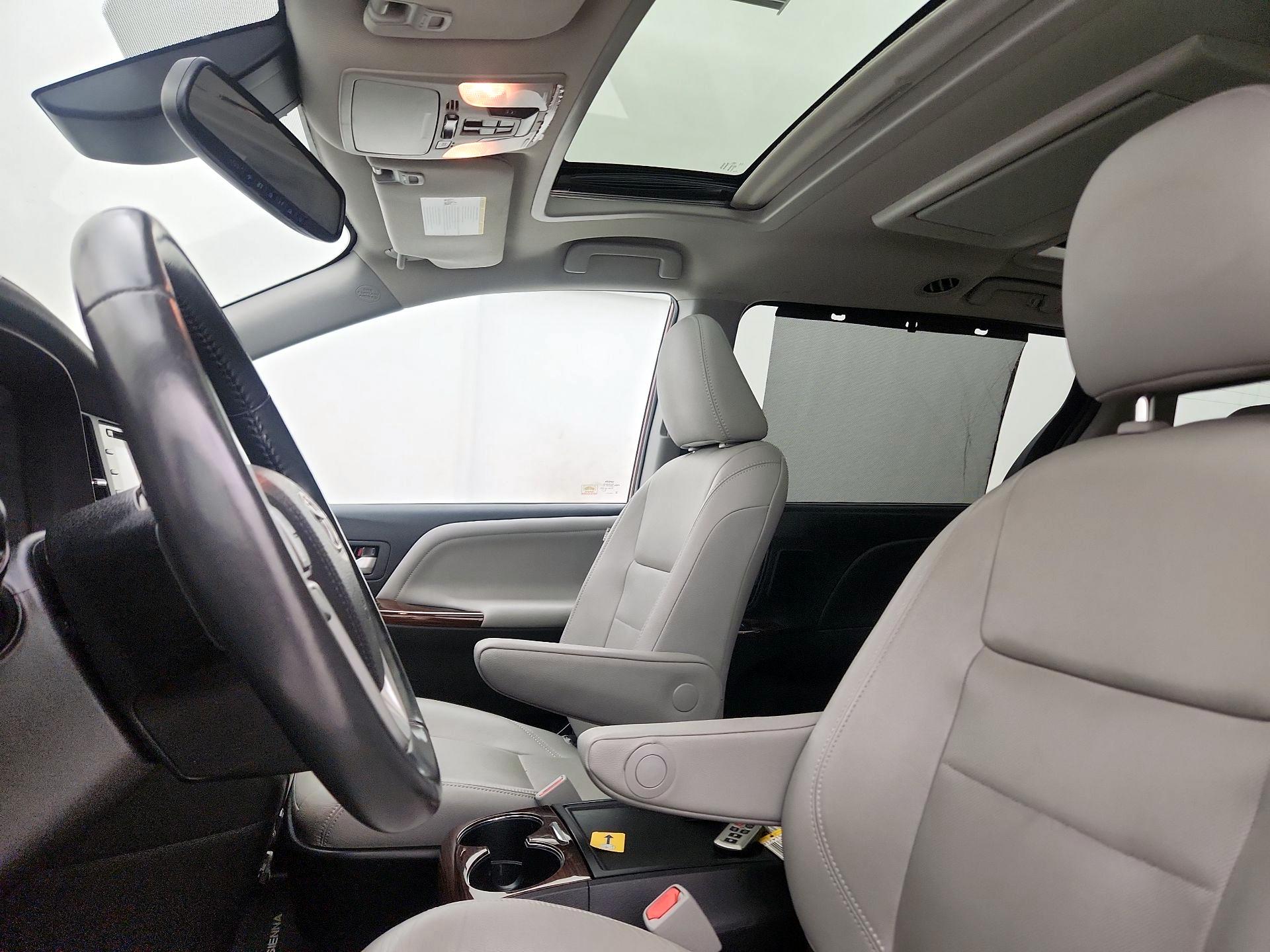 Thumbnail: 2020 Toyota Sienna - 20
