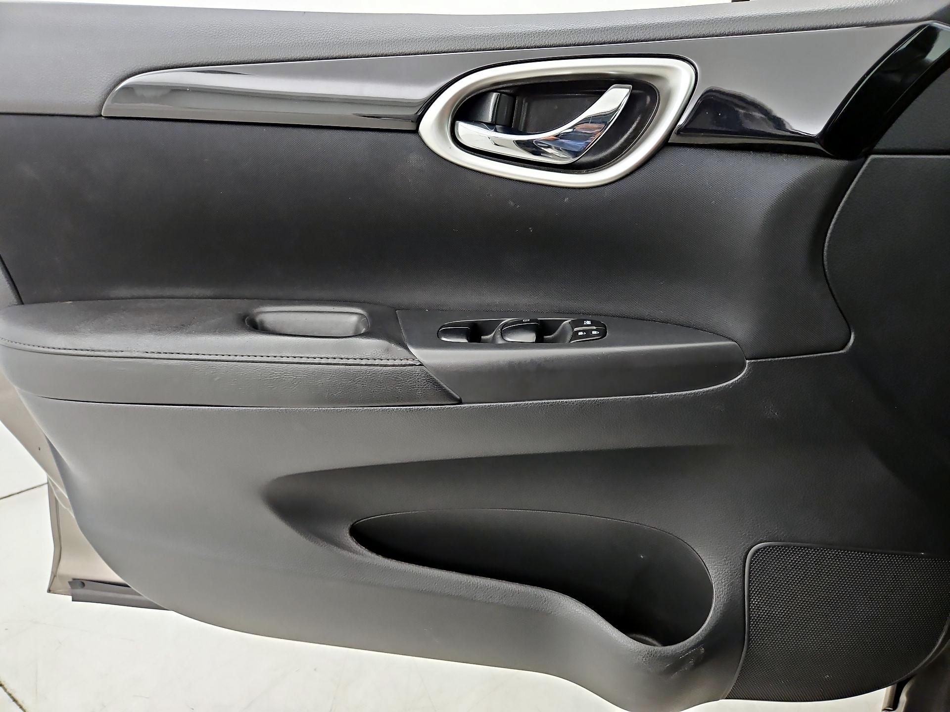 Thumbnail: 2016 Nissan Sentra - 12