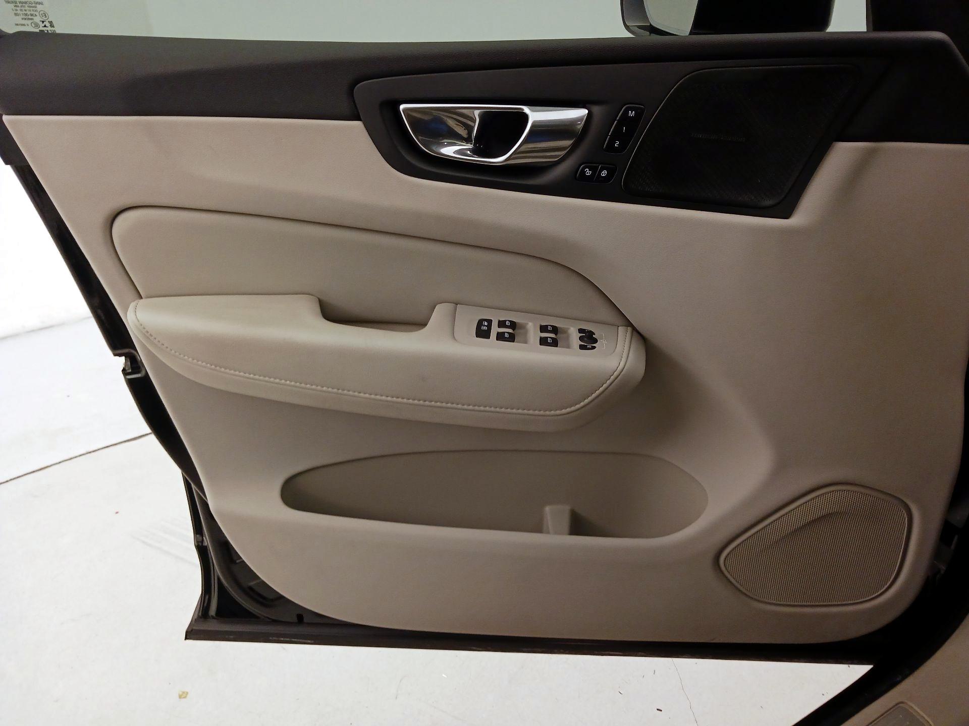 Thumbnail: 2021 Volvo XC60 - 10