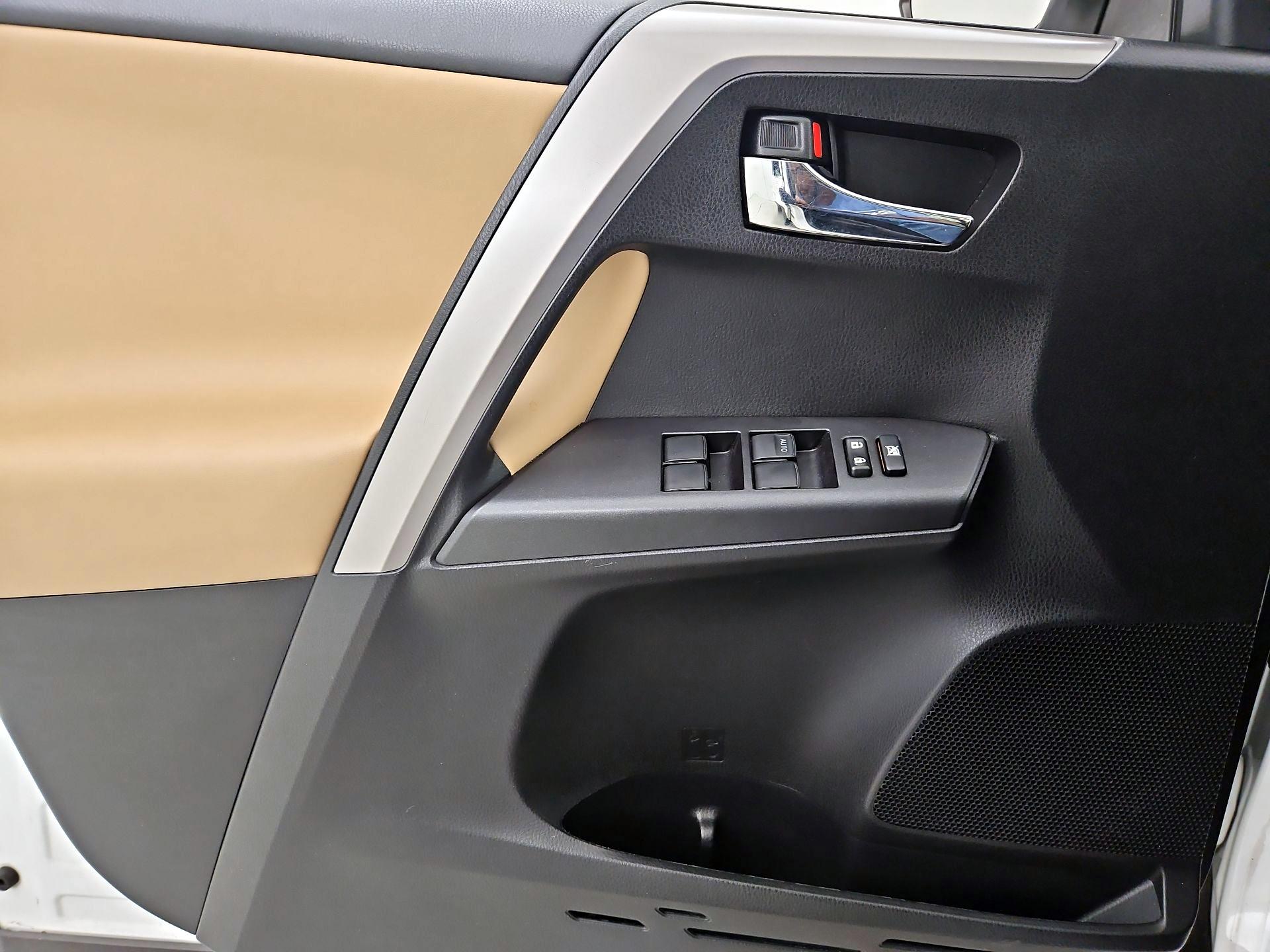 Thumbnail: 2016 Toyota RAV4 - 12