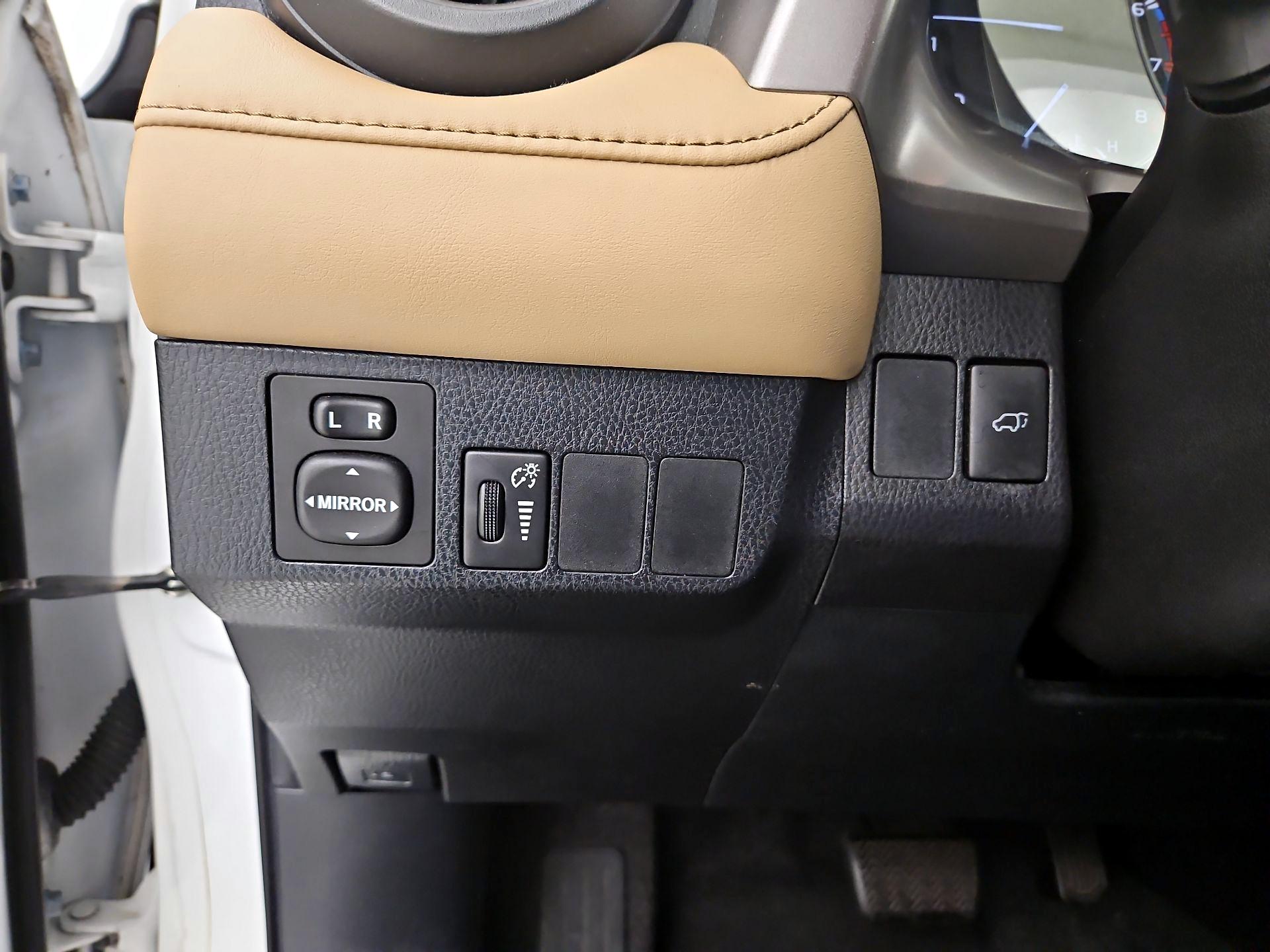 Thumbnail: 2016 Toyota RAV4 - 13