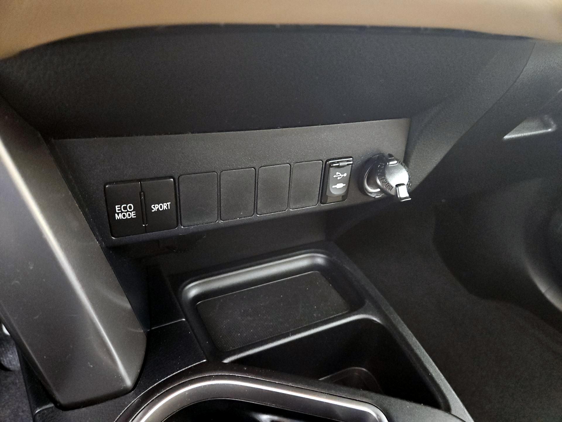 Thumbnail: 2016 Toyota RAV4 - 18