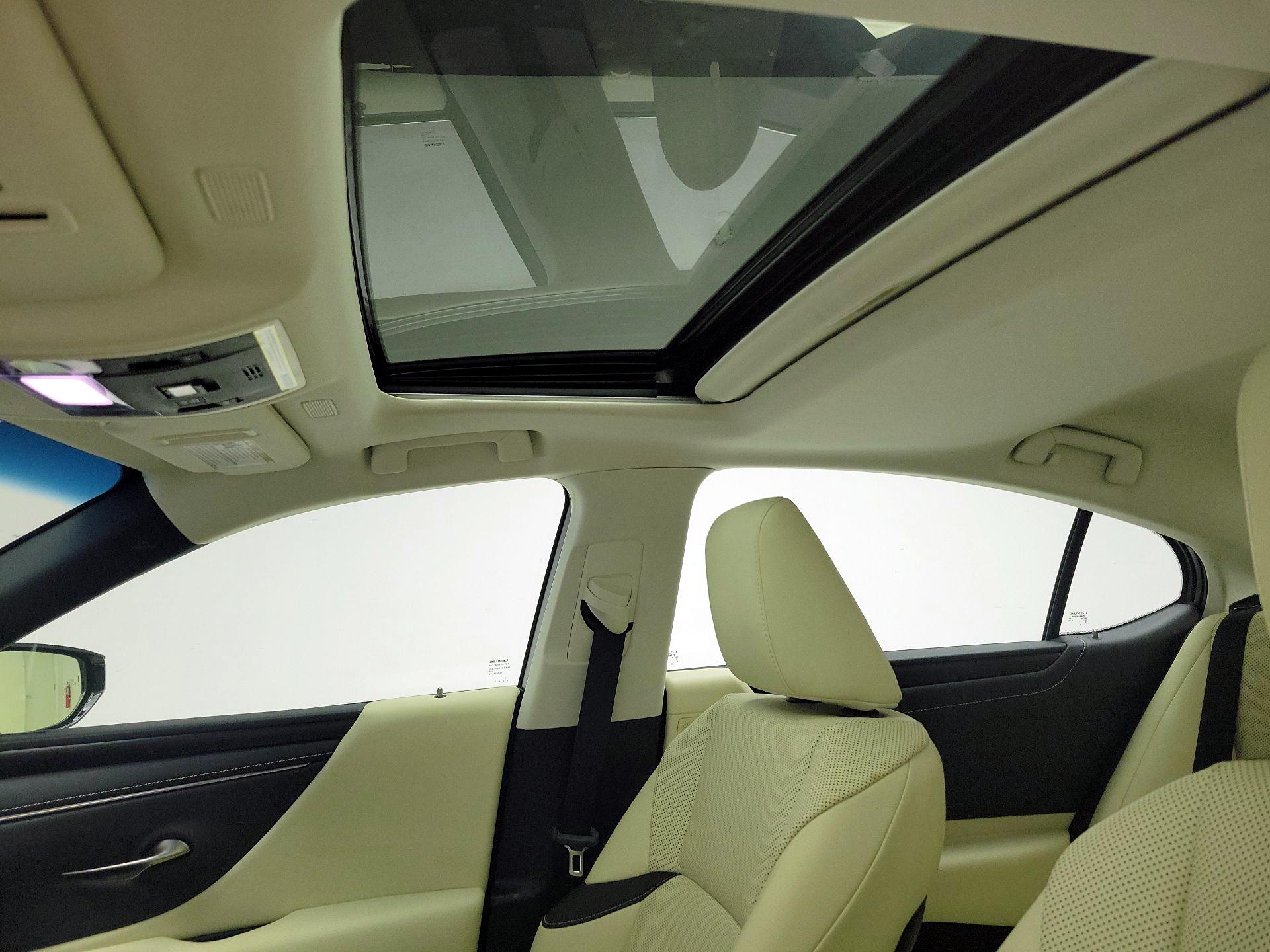 Thumbnail: 2022 Lexus ES - 18