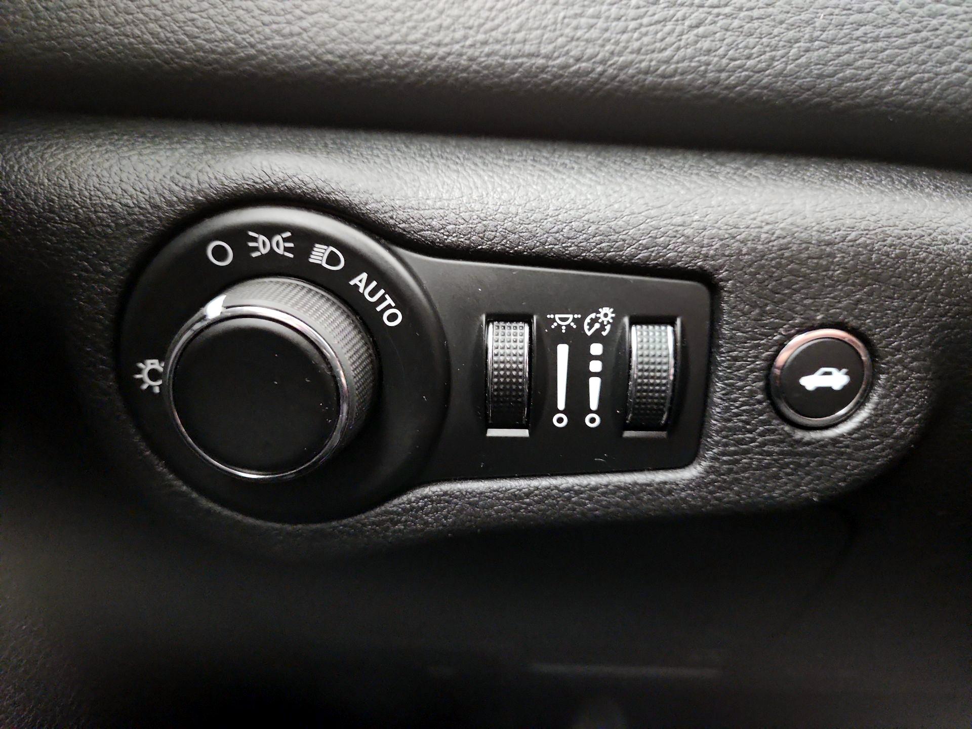 Thumbnail: 2015 Chrysler 200 - 13