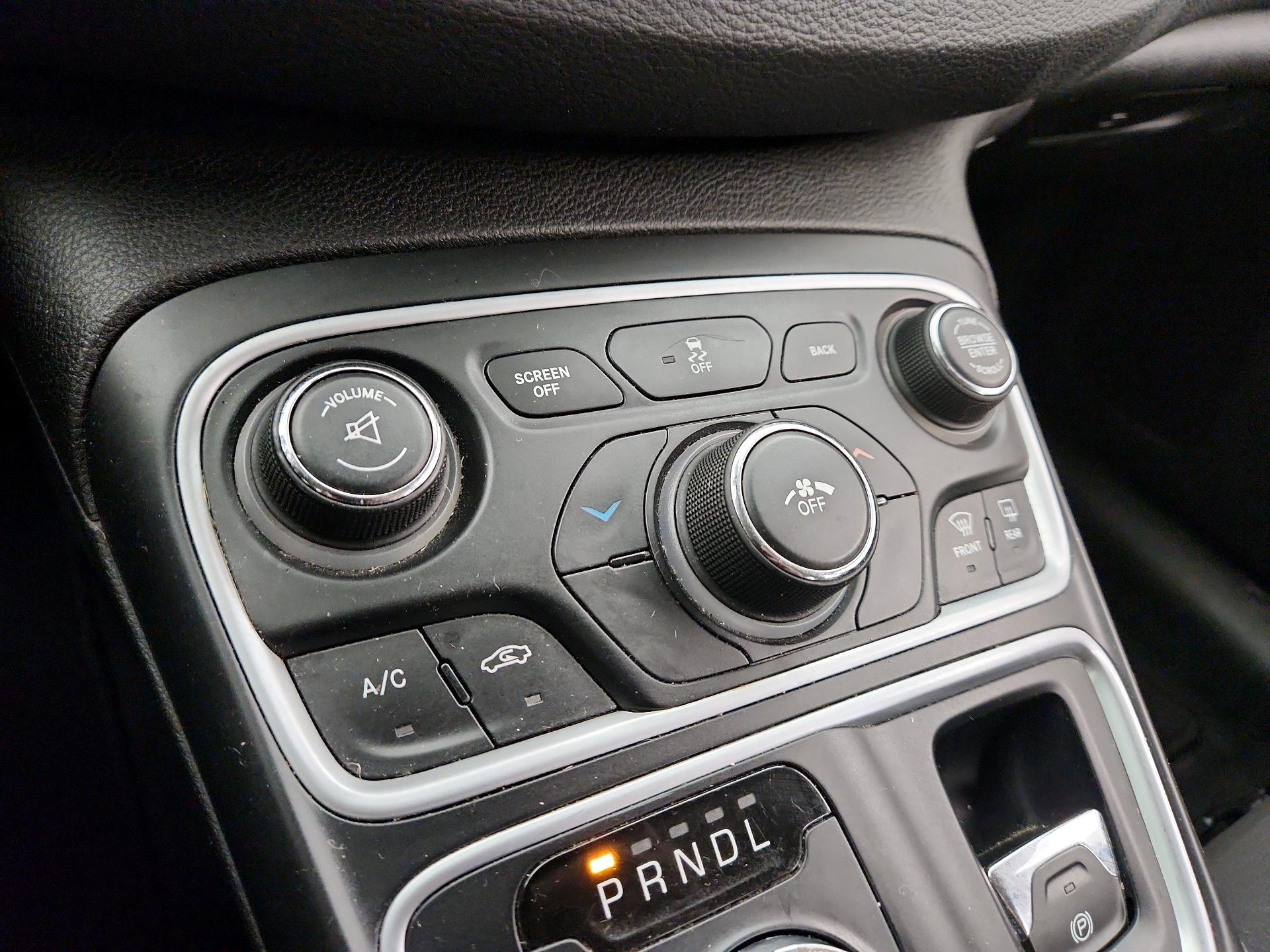 Thumbnail: 2015 Chrysler 200 - 16