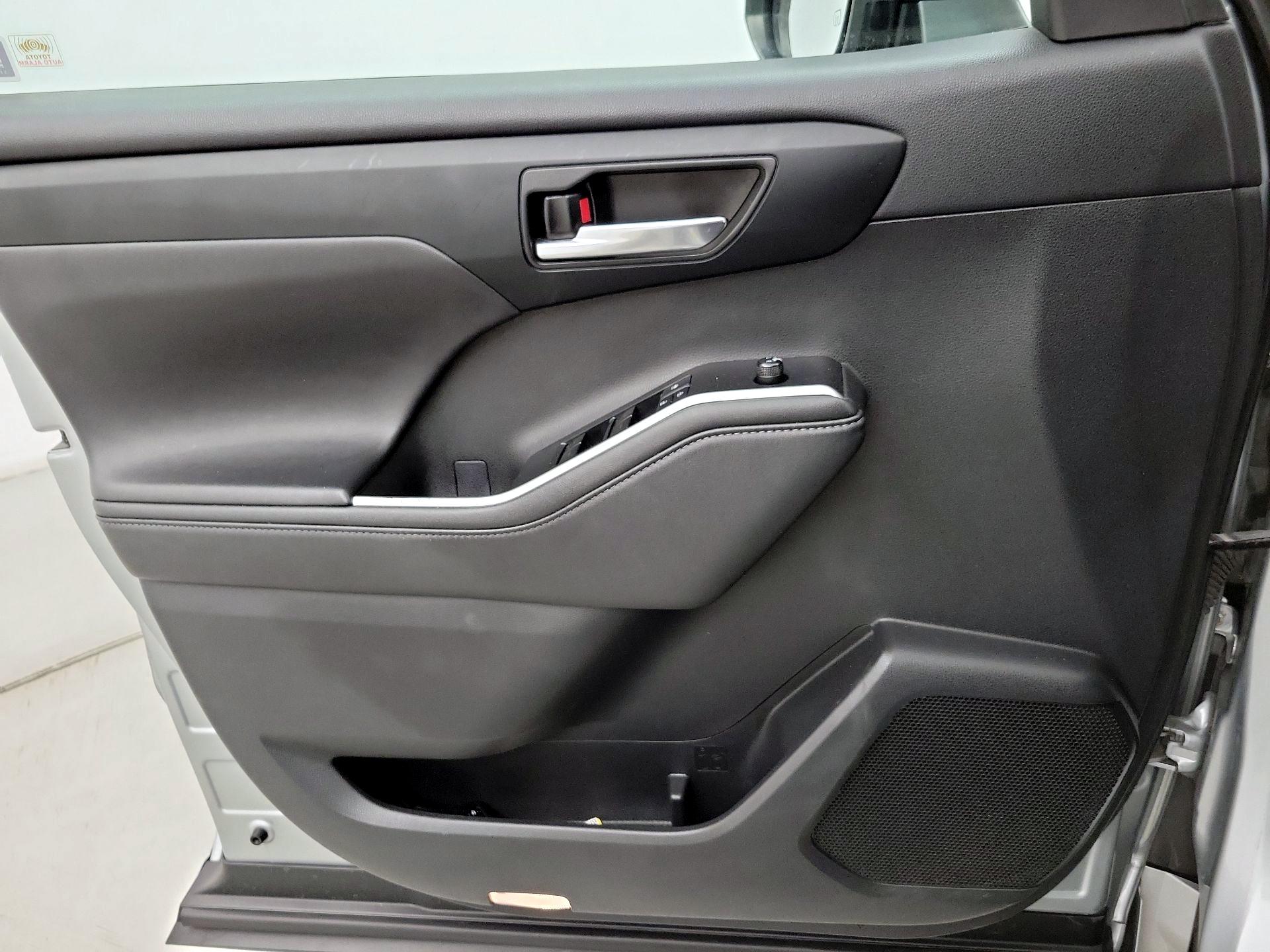 Thumbnail: 2020 Toyota Highlander - 12