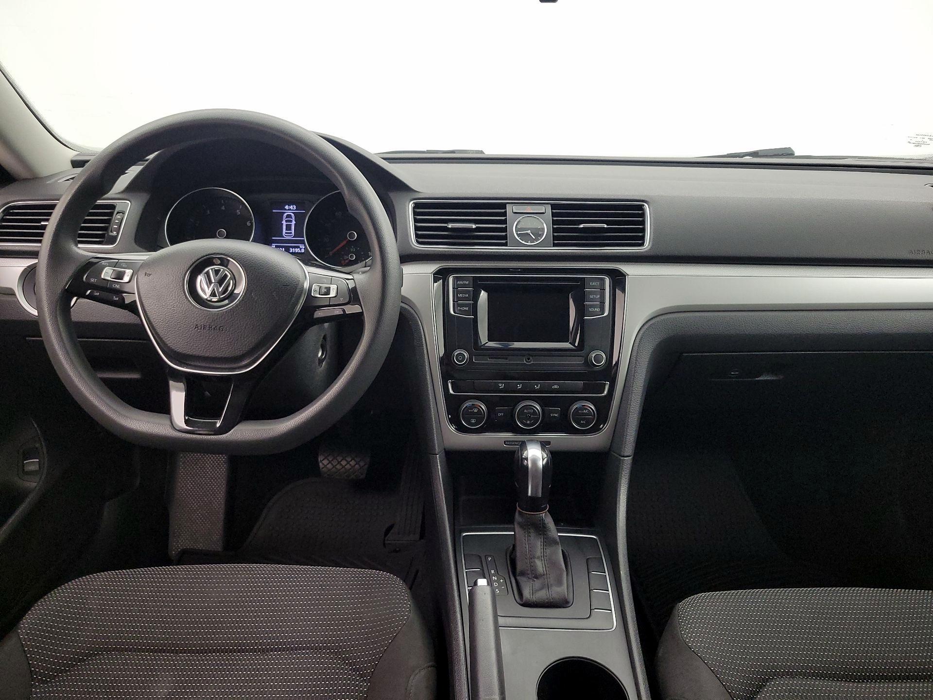 Thumbnail: 2016 Volkswagen Passat - 9