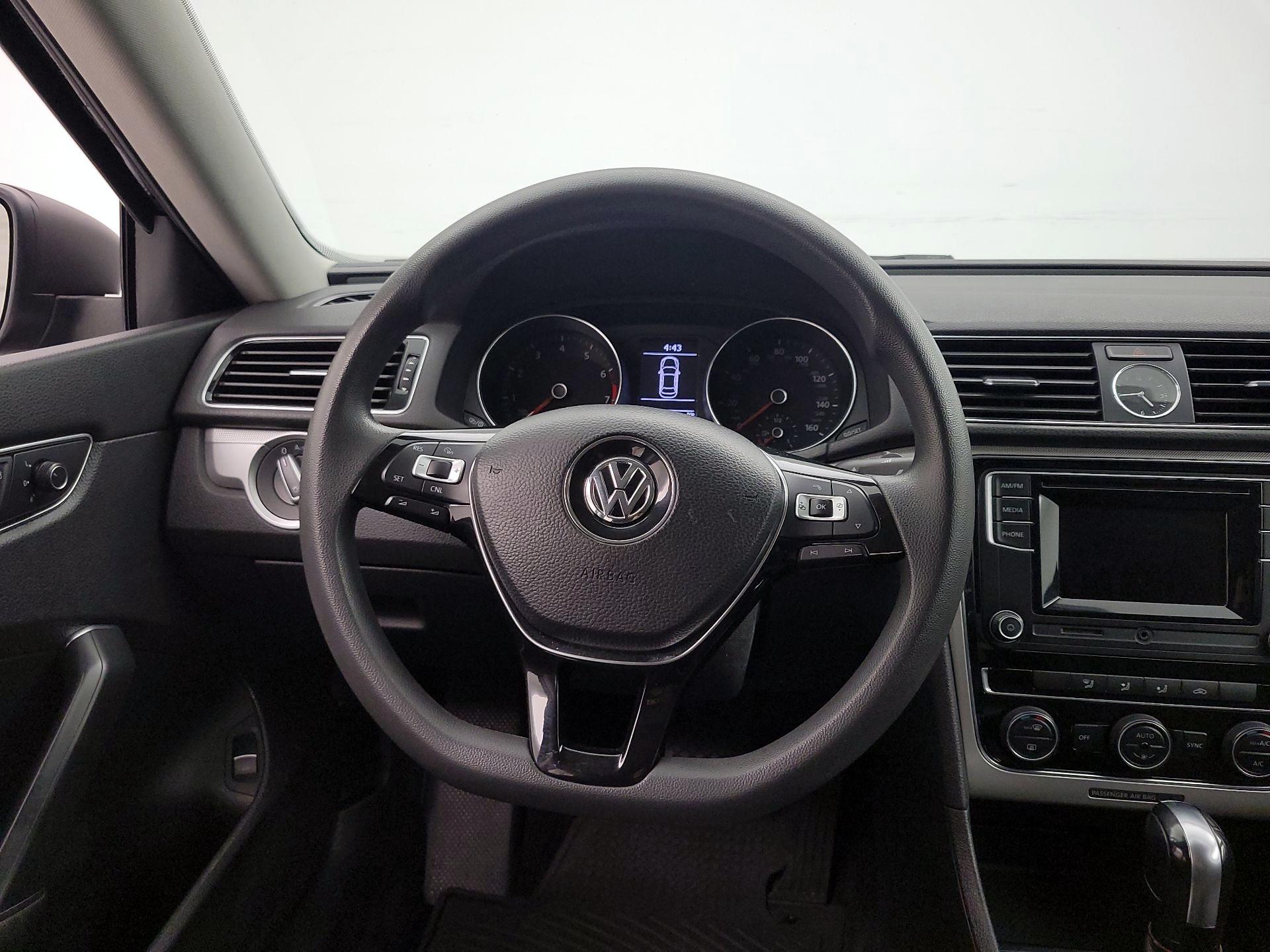 Thumbnail: 2016 Volkswagen Passat - 10