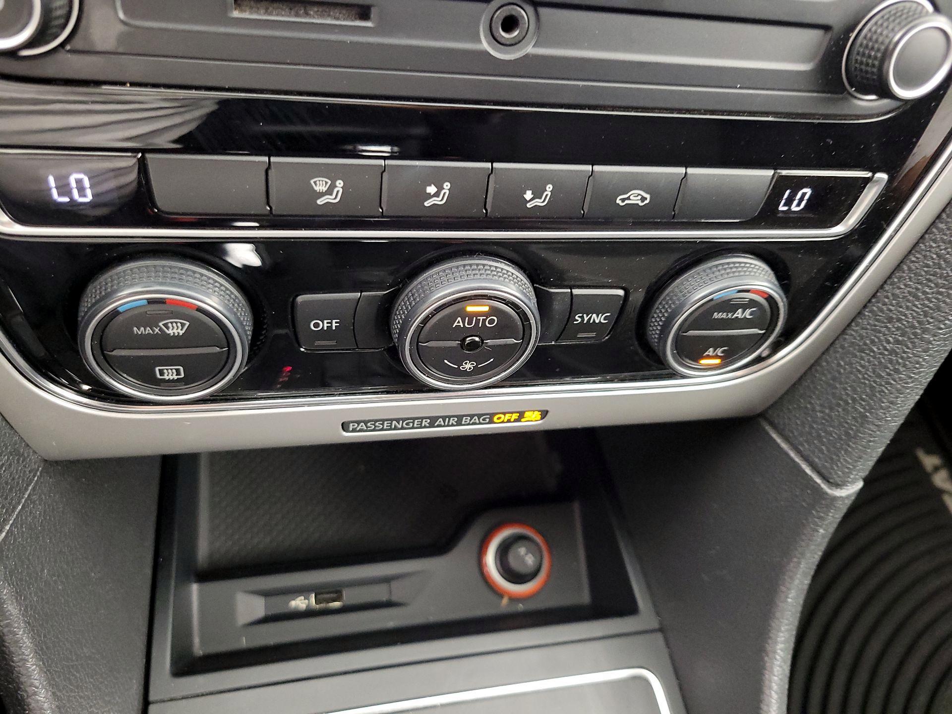 Thumbnail: 2016 Volkswagen Passat - 16