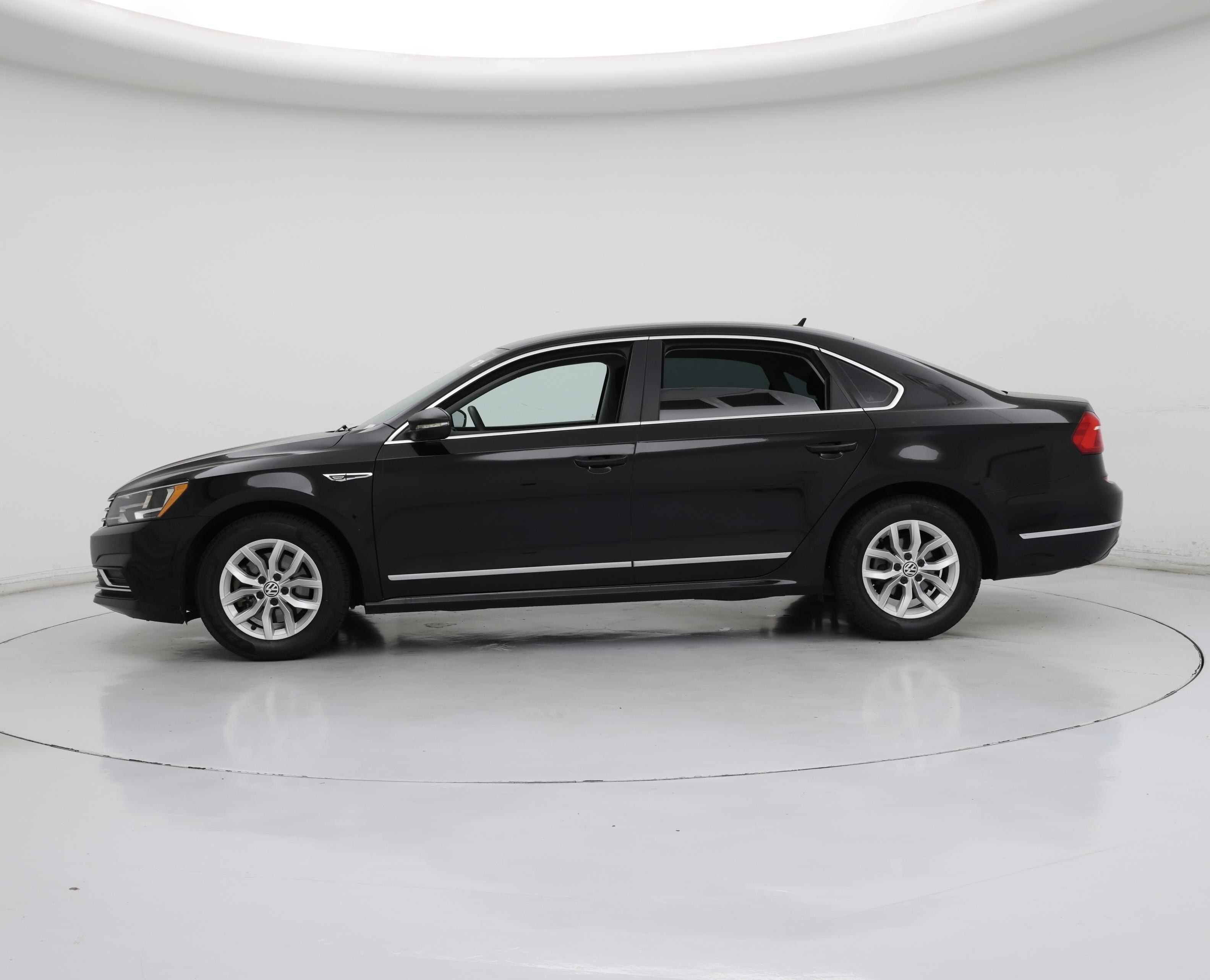 Thumbnail: 2016 Volkswagen Passat - 3